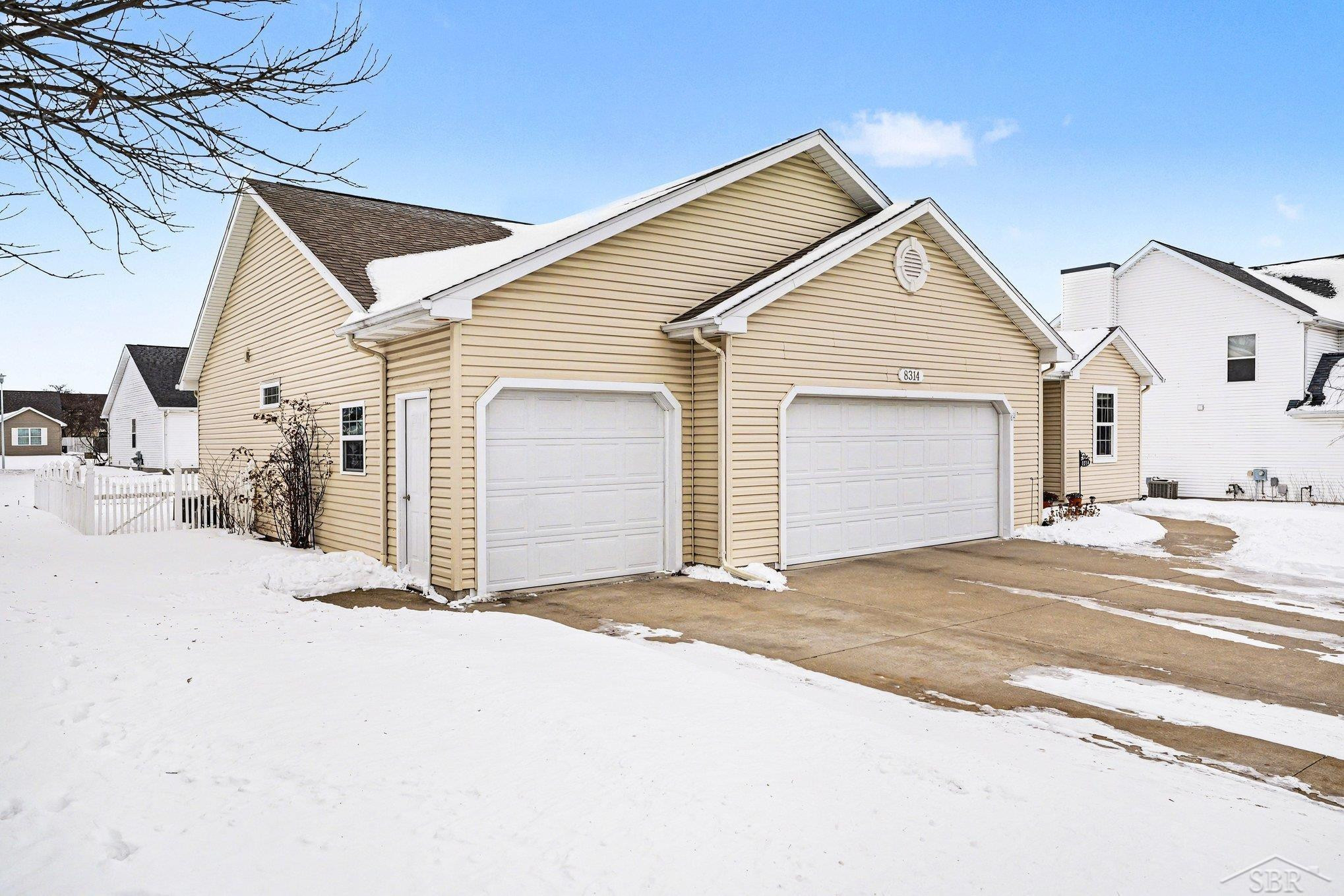 8314 Goldfinch Drive, Freeland, MI 48623 — Photo 3