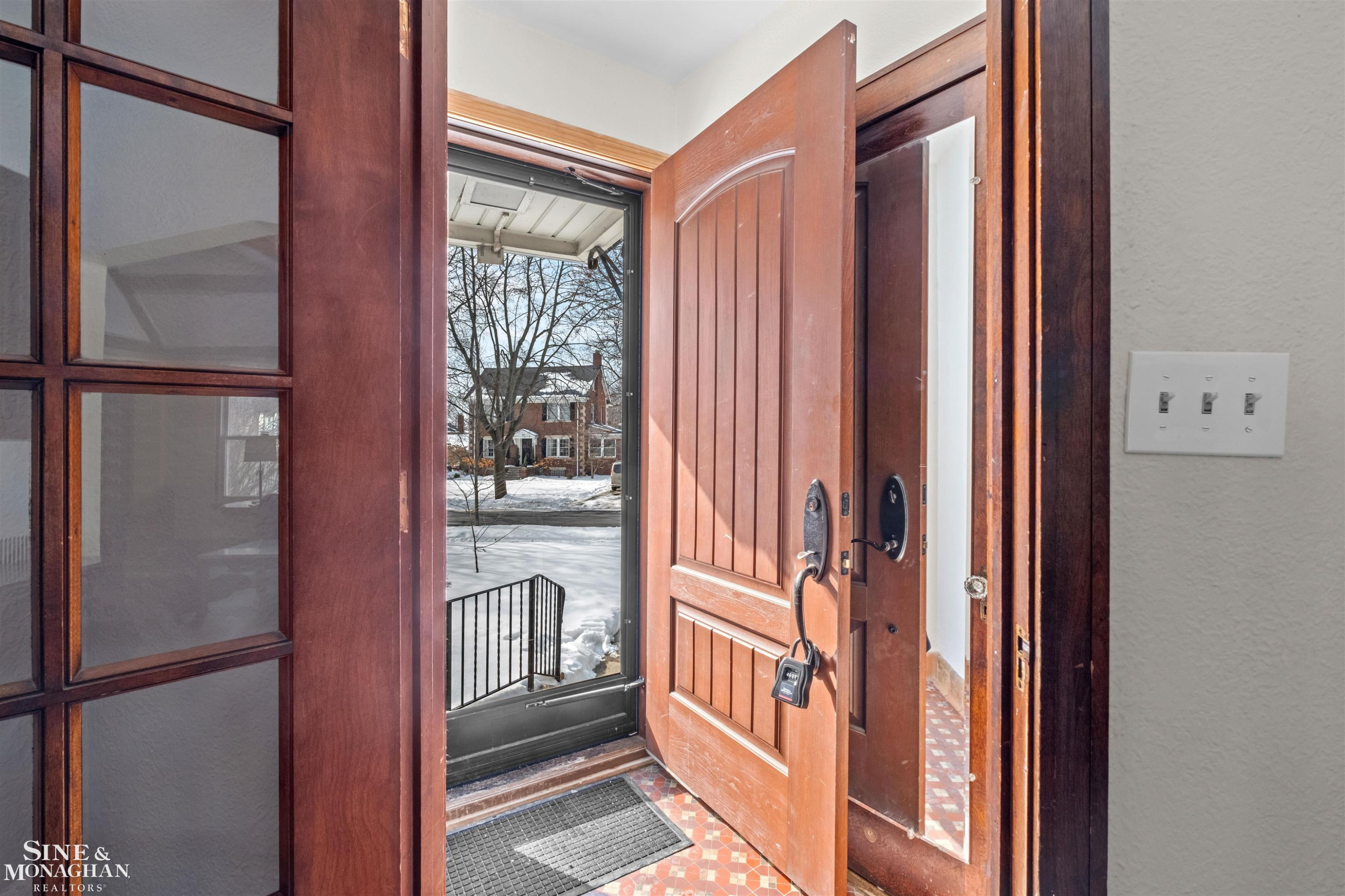 970 Lakepointe Street, Grosse Pointe Park, MI 48230 — Photo 2
