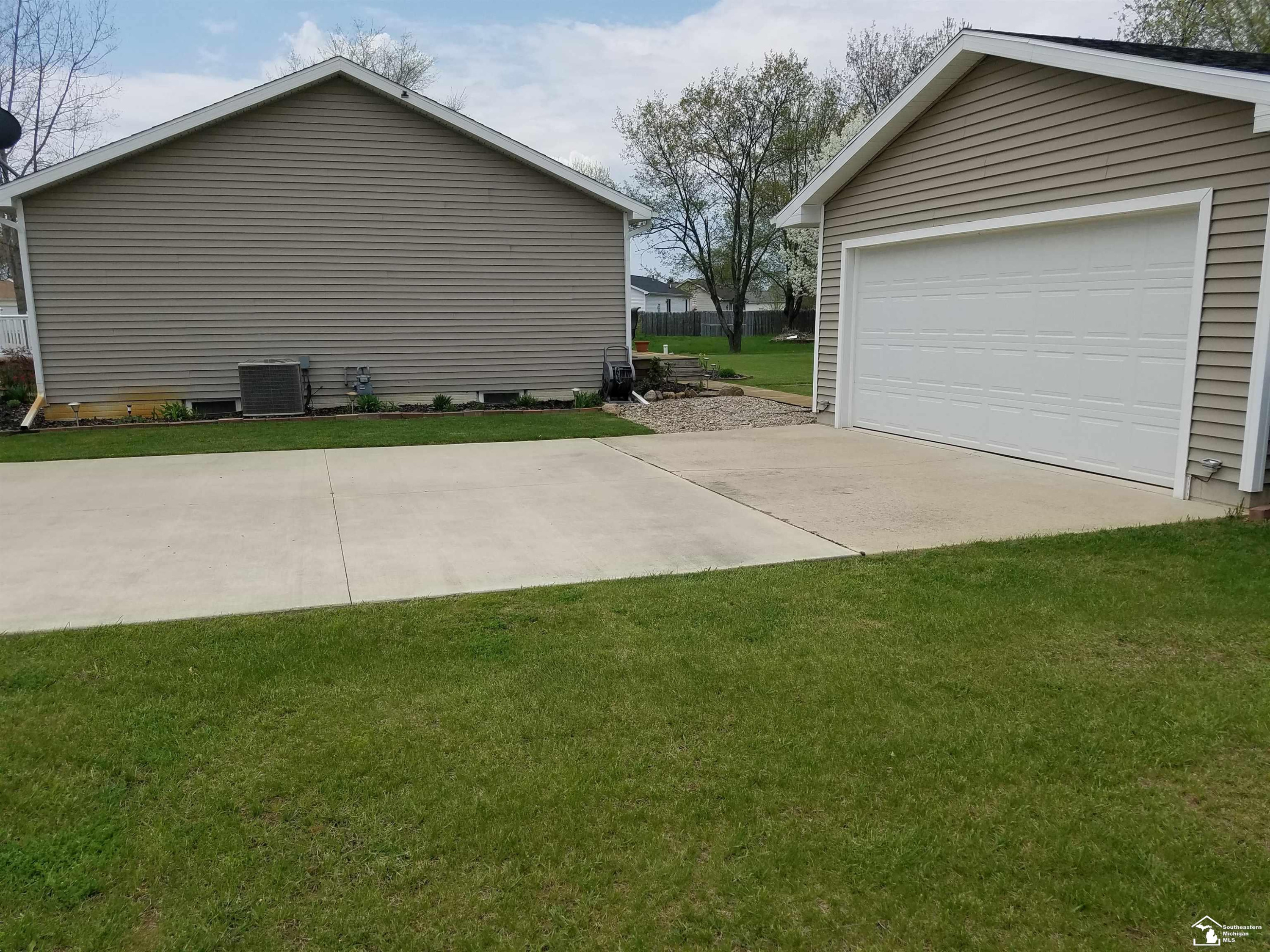 1826 Oak Leaf Drive, Adrian, MI 49221 — Photo 44