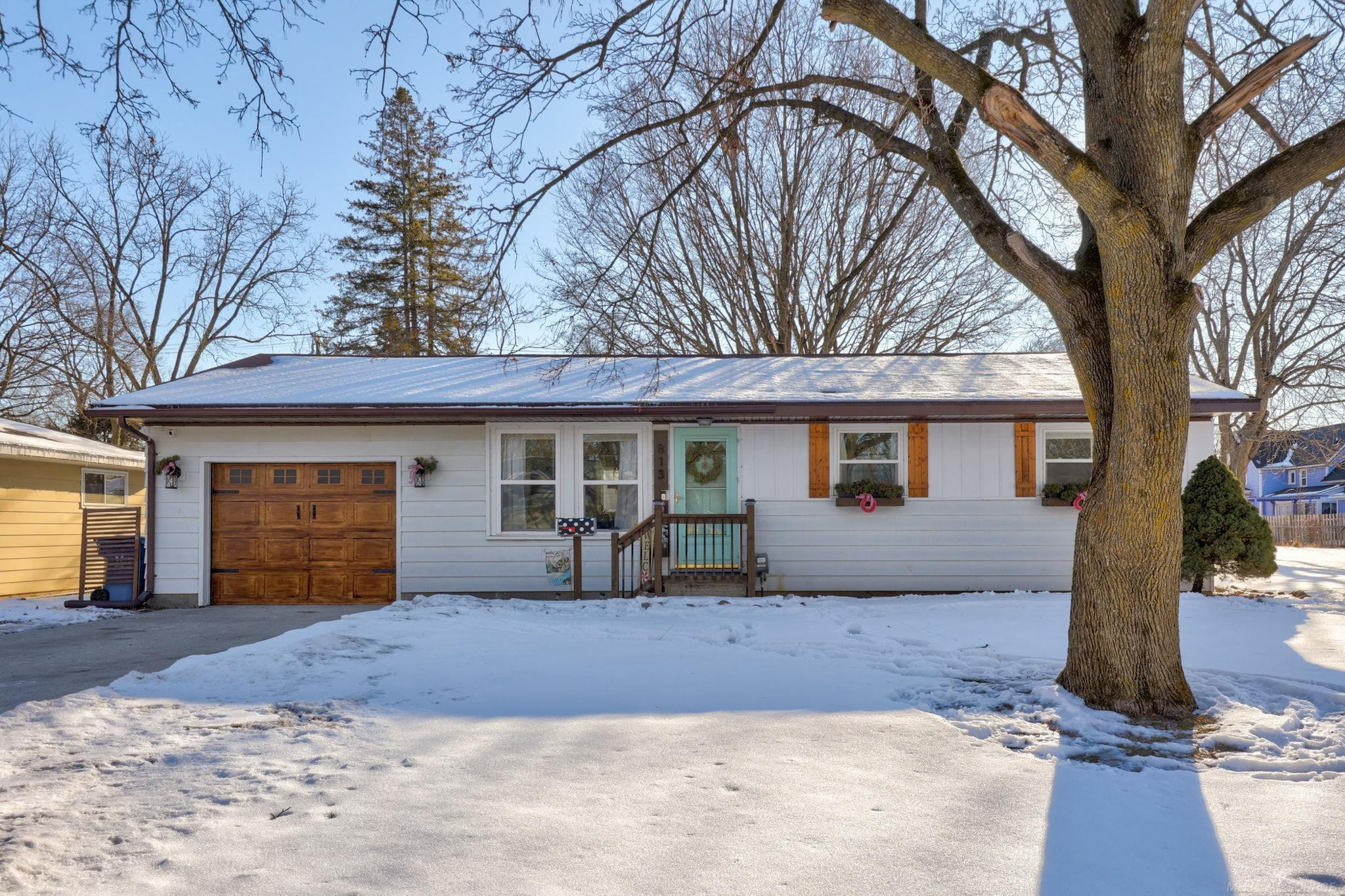 813 W Oak Street, Vassar, MI 48768 — front exterior