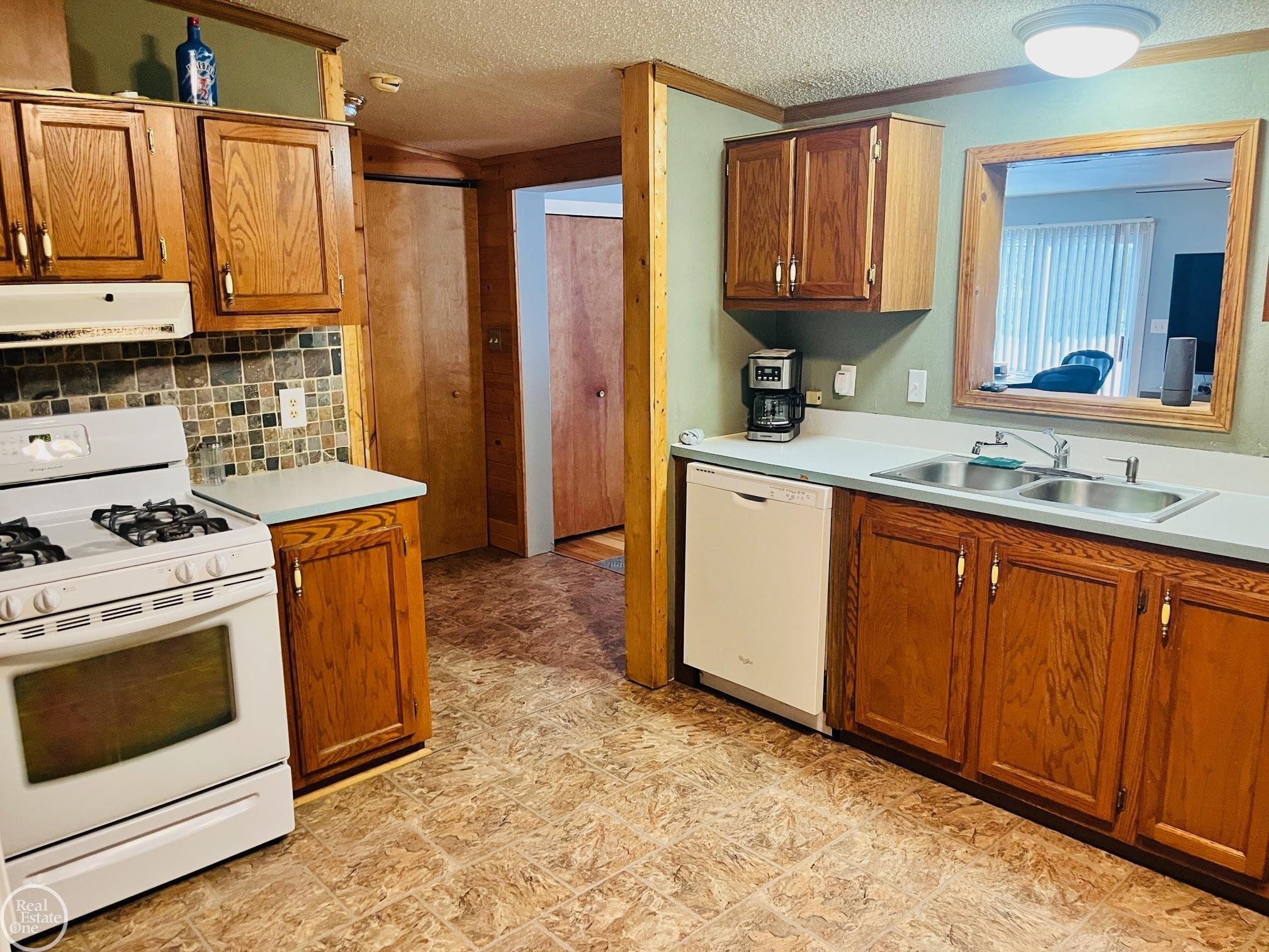 1022 S Allen Road, MI 48079 — Photo 4