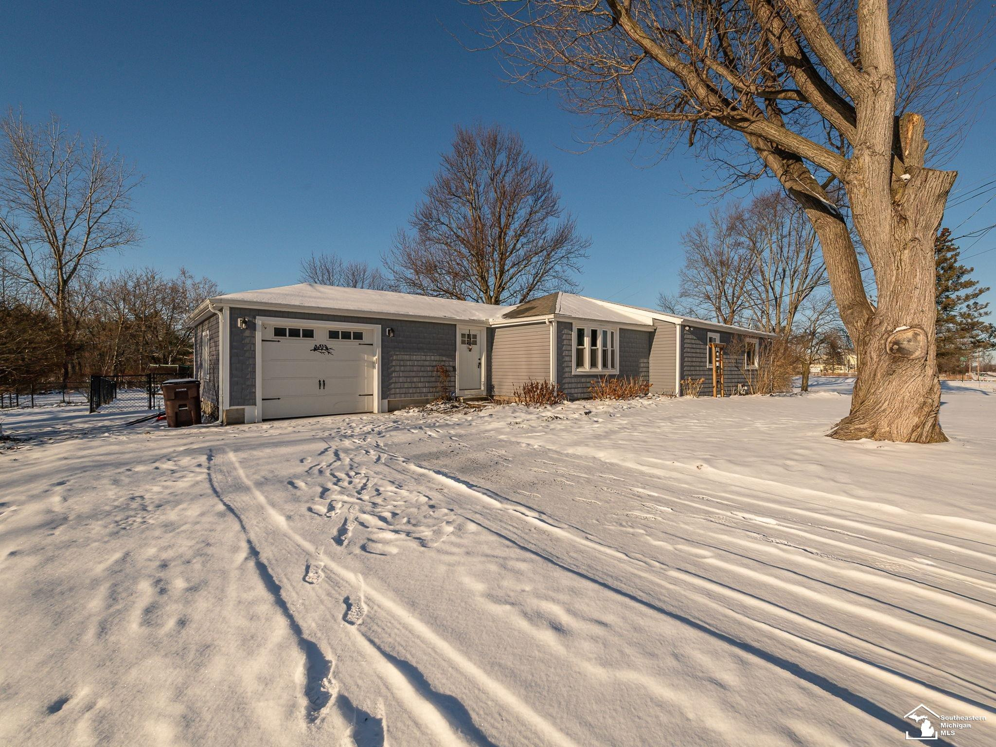 8485 S Stoney Creek Road, Carleton, MI 48117 — front exterior