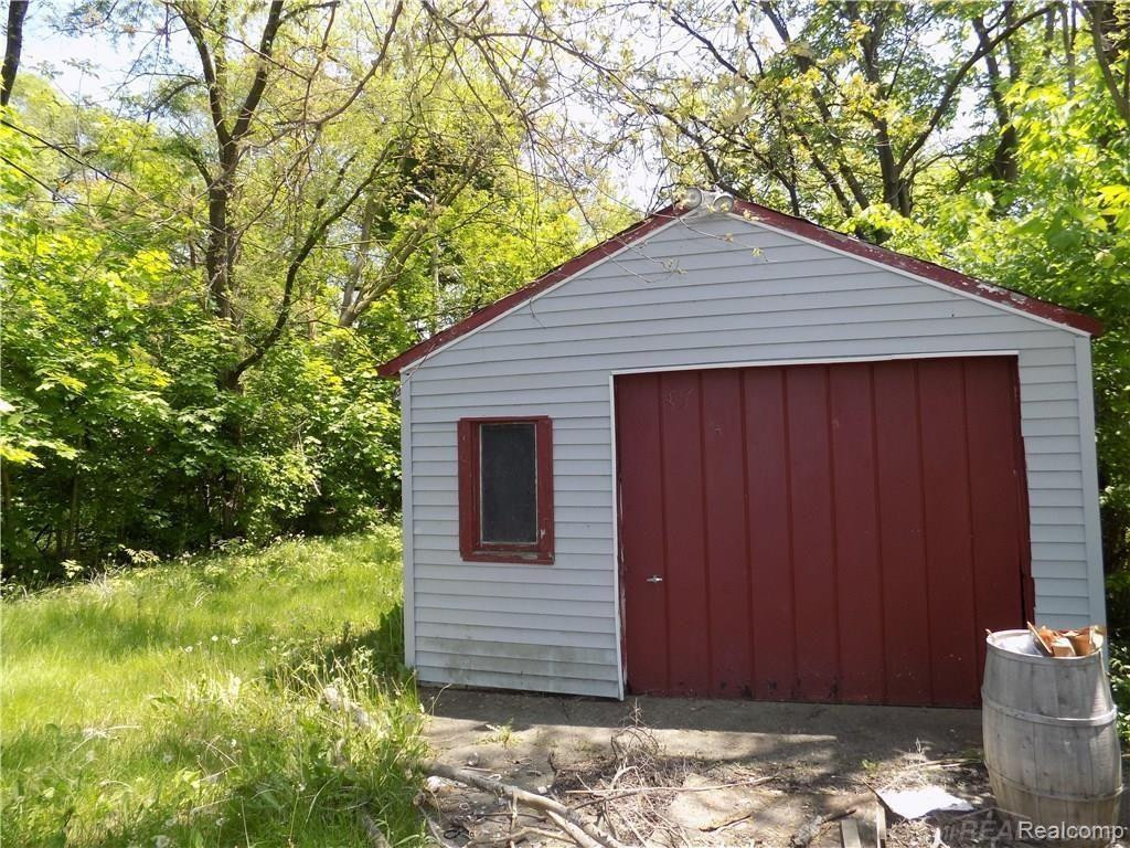 18708 Shaftsbury Avenue - Photo 2