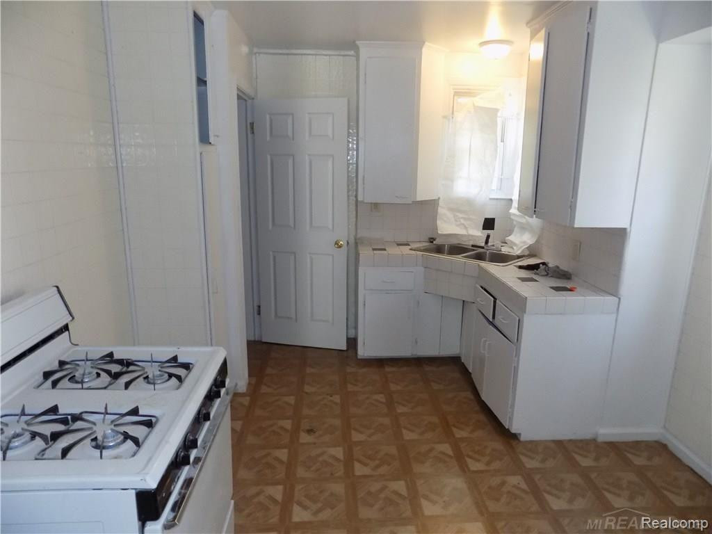 18708 Shaftsbury Avenue - Photo 5