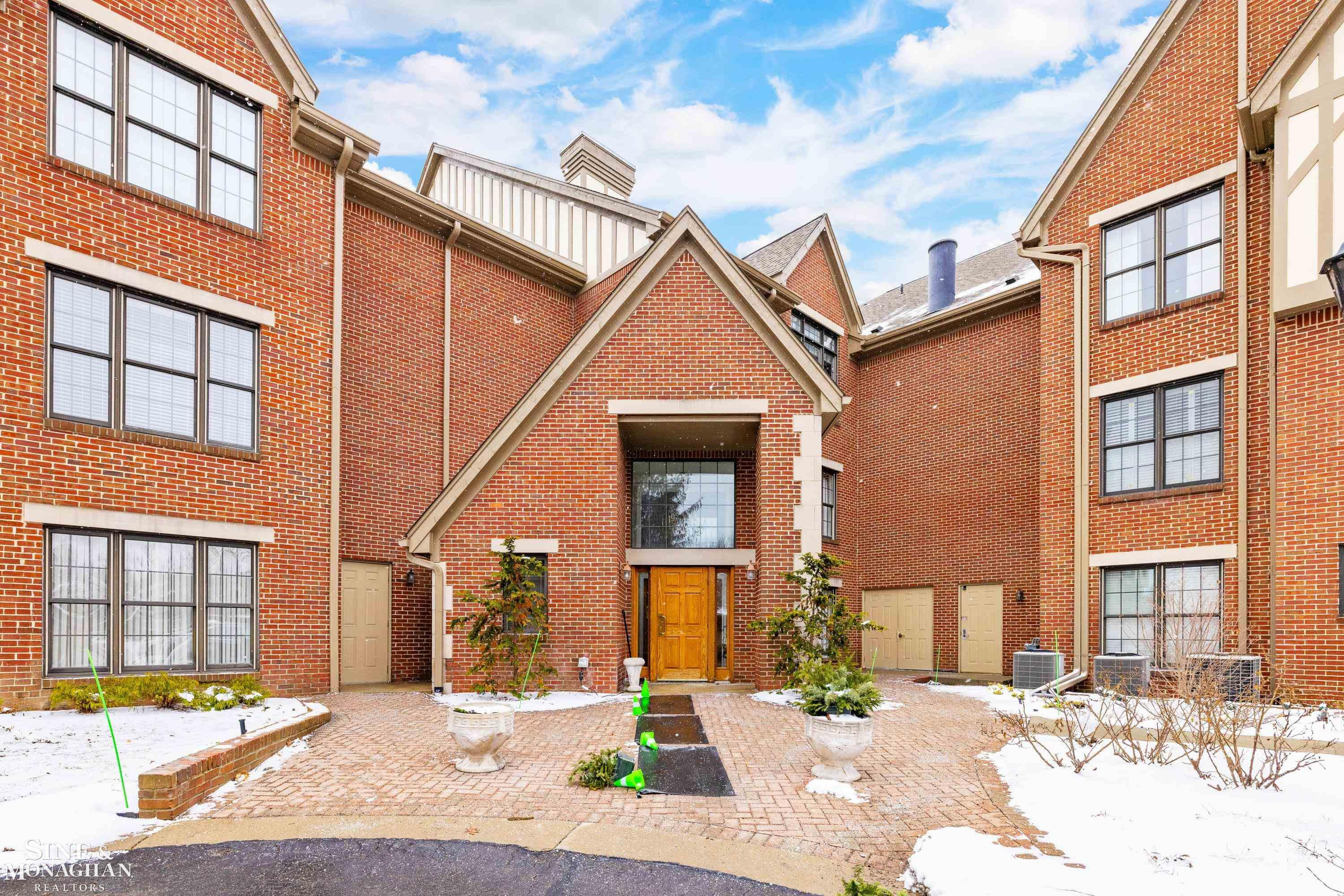 32 Pointe Park Place, Grosse Pointe Park, MI 48230 — front exterior