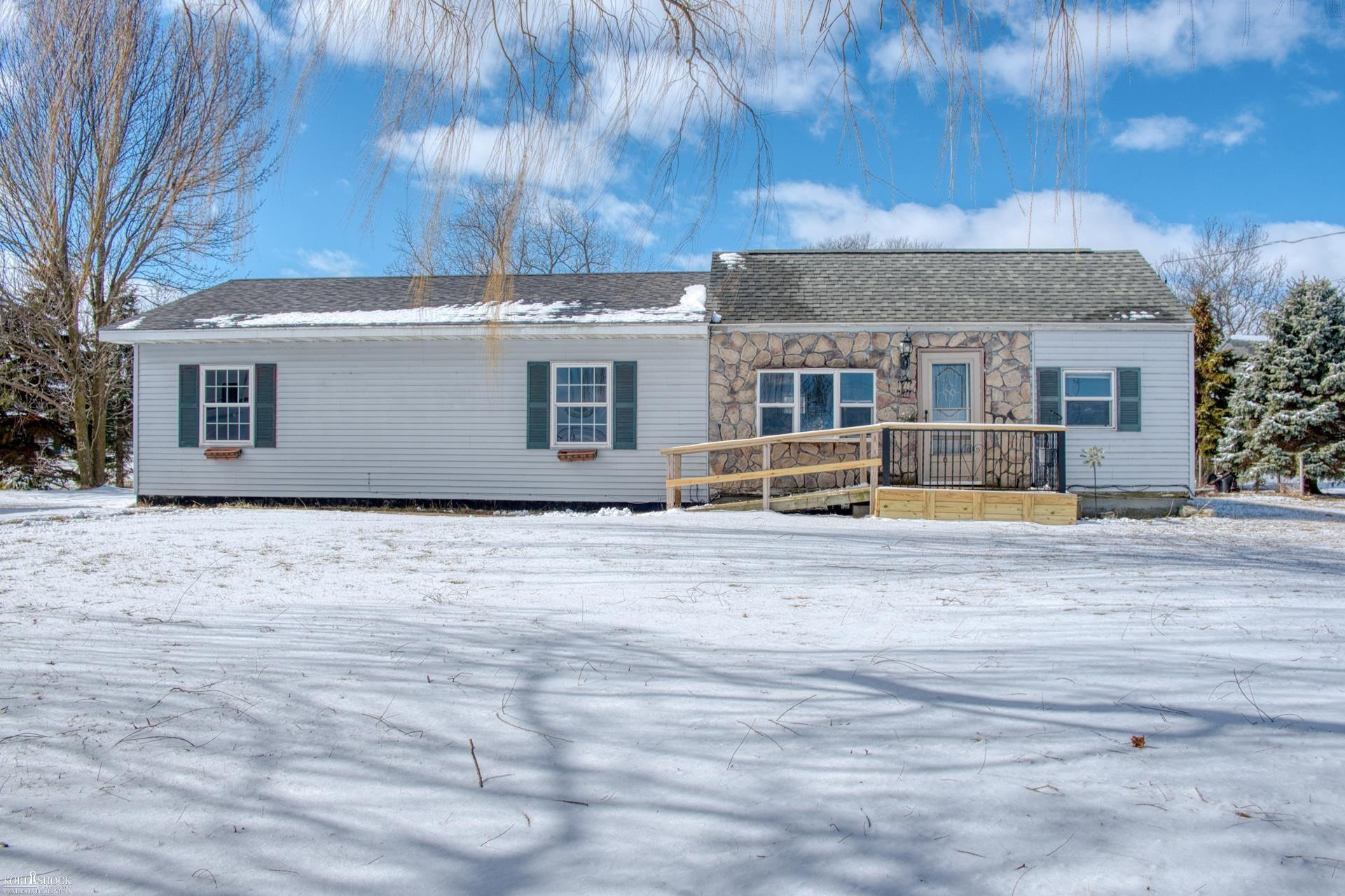 1201 N Kerby Road, Corunna, MI 48817 — front exterior