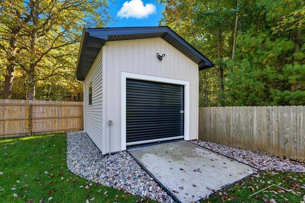 3910 Plumtree Lane, Midland, MI 48642 — Photo 45
