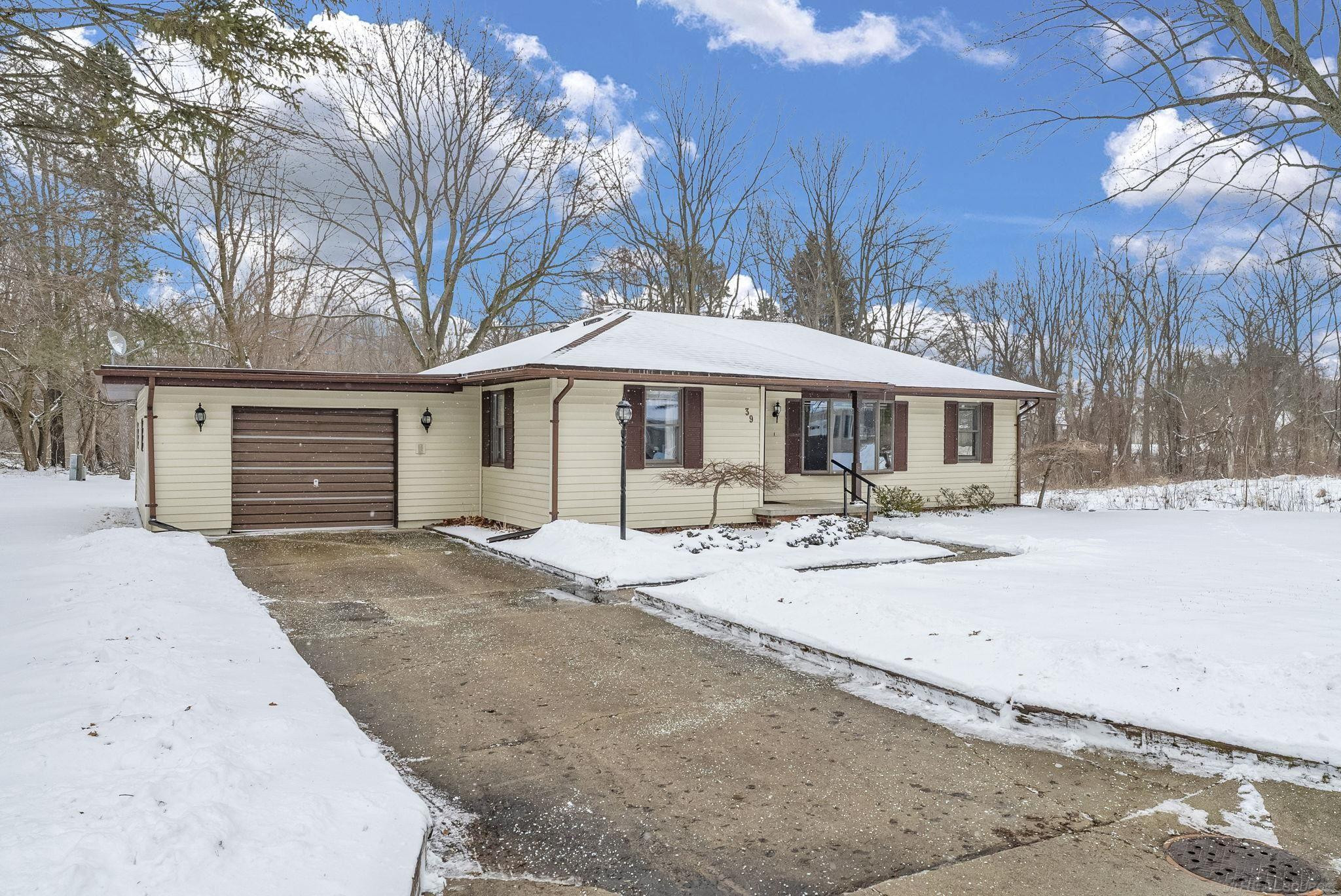 39 S Flower Street, Croswell, MI 48422 — front exterior