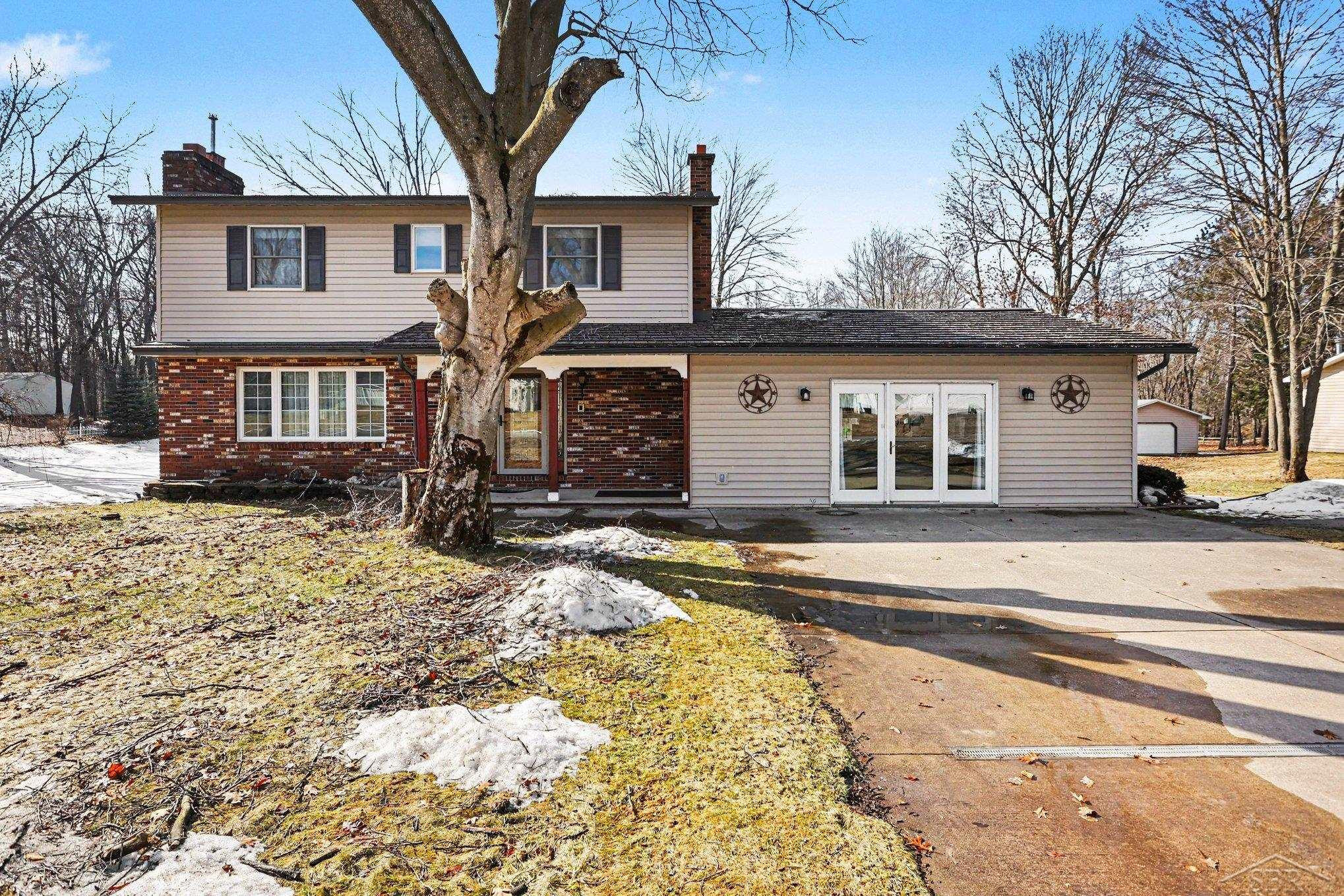 10200 S Lake Station Avenue, Clare, MI 48632 — front exterior