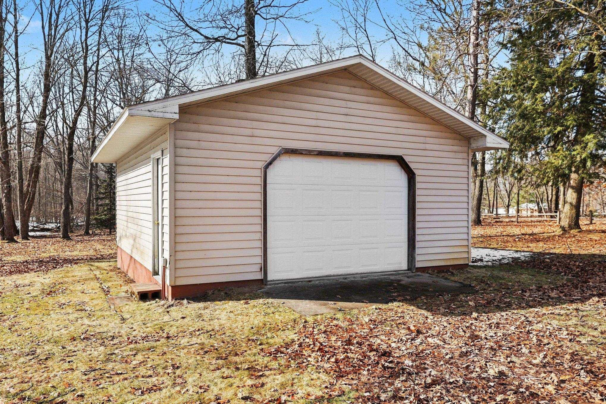 10200 S Lake Station Avenue, Clare, MI 48632 — Photo 38