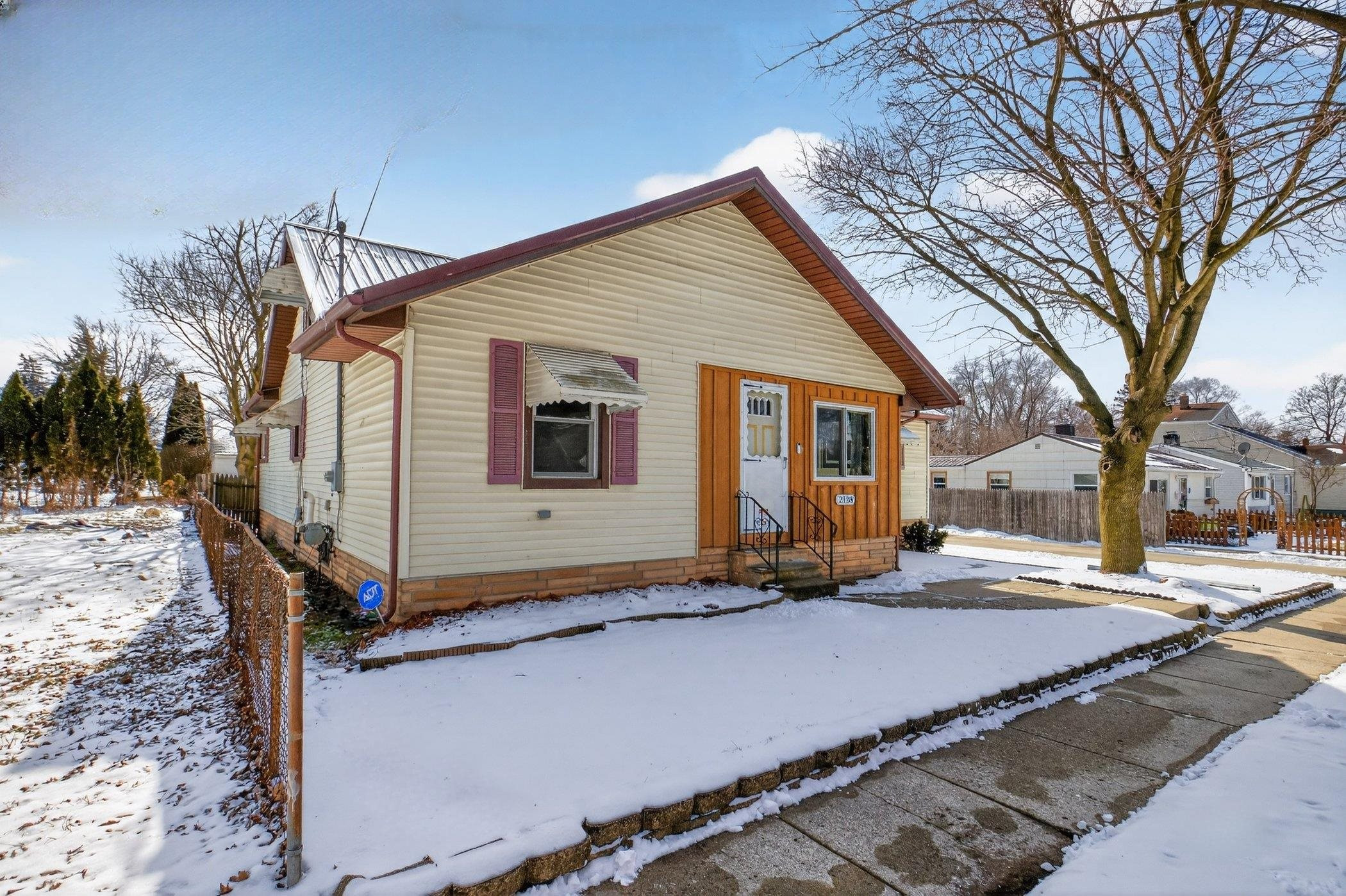 2138 E Whittemore Avenue, Burton, MI 48529 — Photo 2