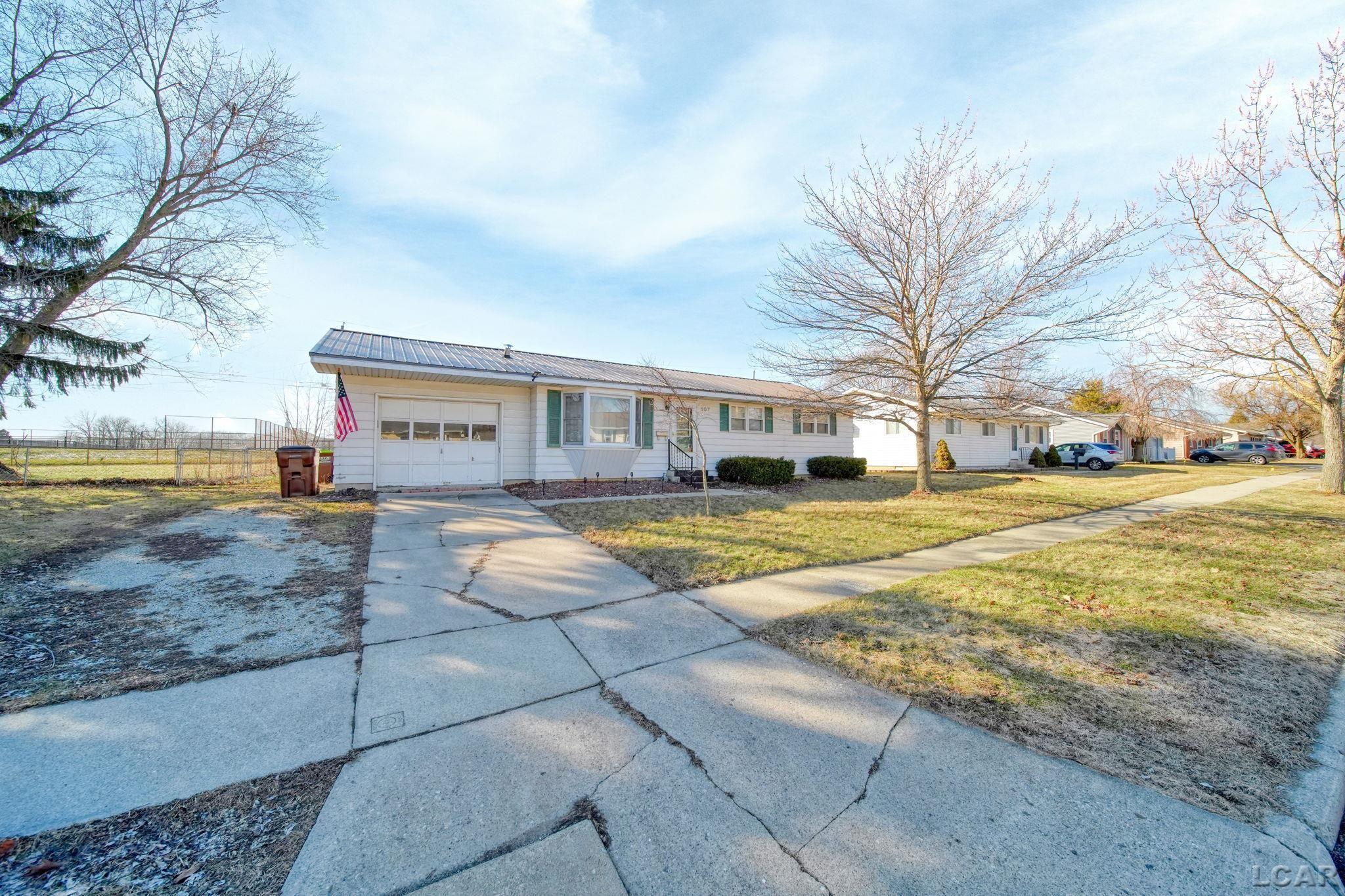 107 Renfrew Avenue, Adrian, MI 49221 — Photo 3