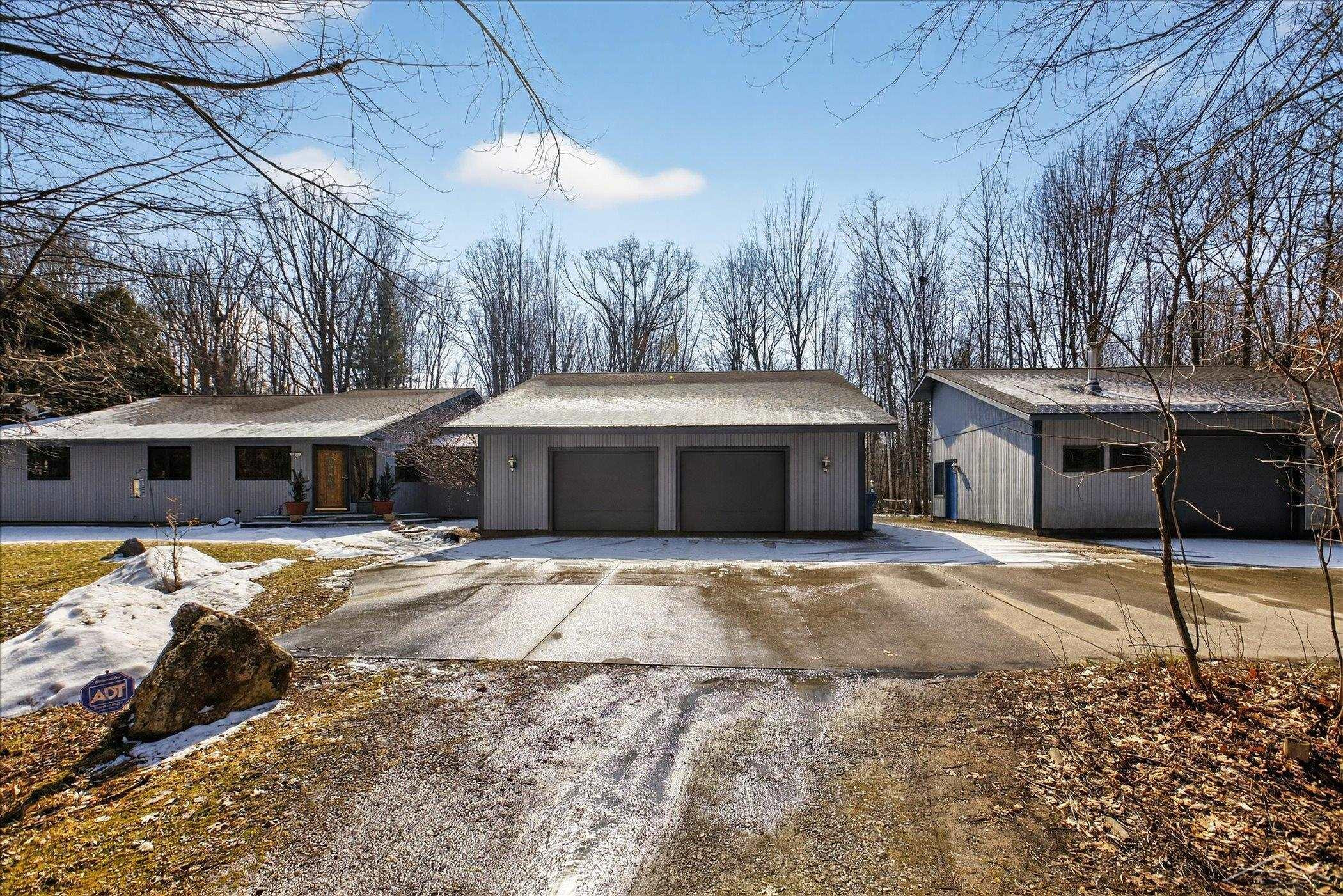 2852 E Leisure Lane, Midland, MI 48640 — Photo 2