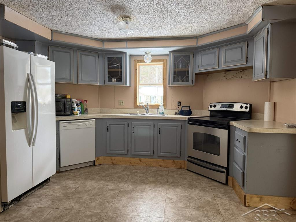 593 W Kessler Court, Sanford, MI 48657 — Photo 8