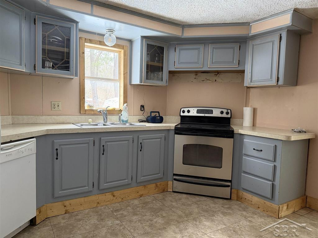 593 W Kessler Court, Sanford, MI 48657 — Photo 10