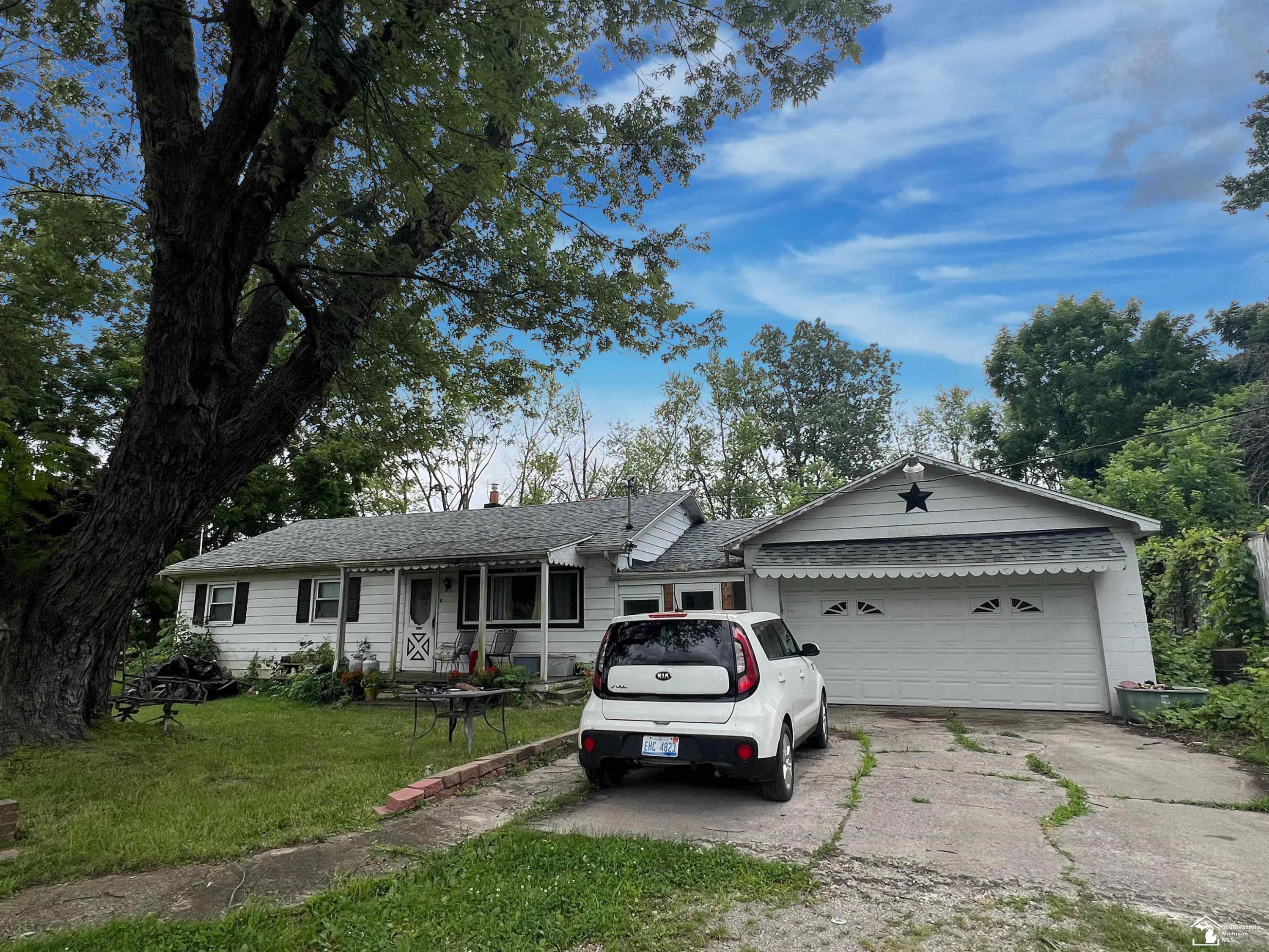 9089 S Telegraph Road, Temperance, MI 48182 — front exterior