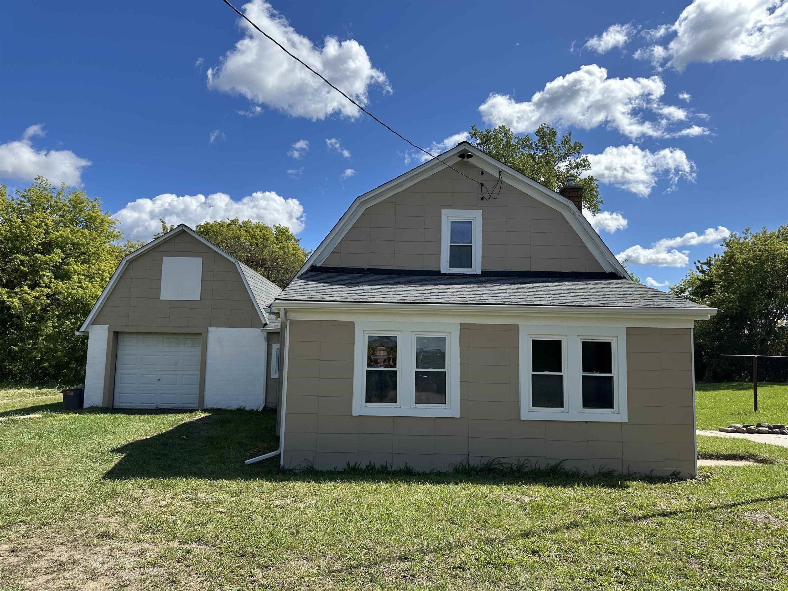 5665 East Road, Saginaw, MI 48601 — front exterior