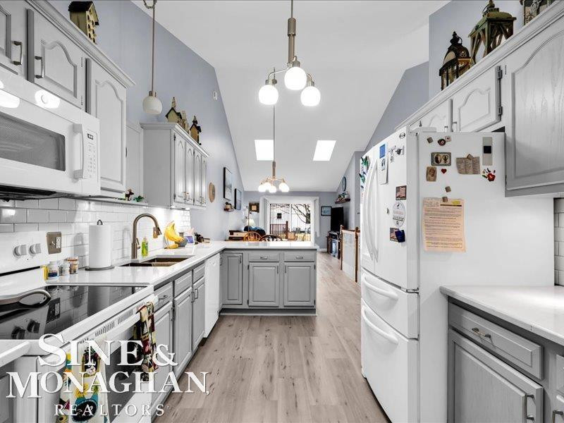 1045 Huntington Court, Marysville, MI 48040 — Photo 11