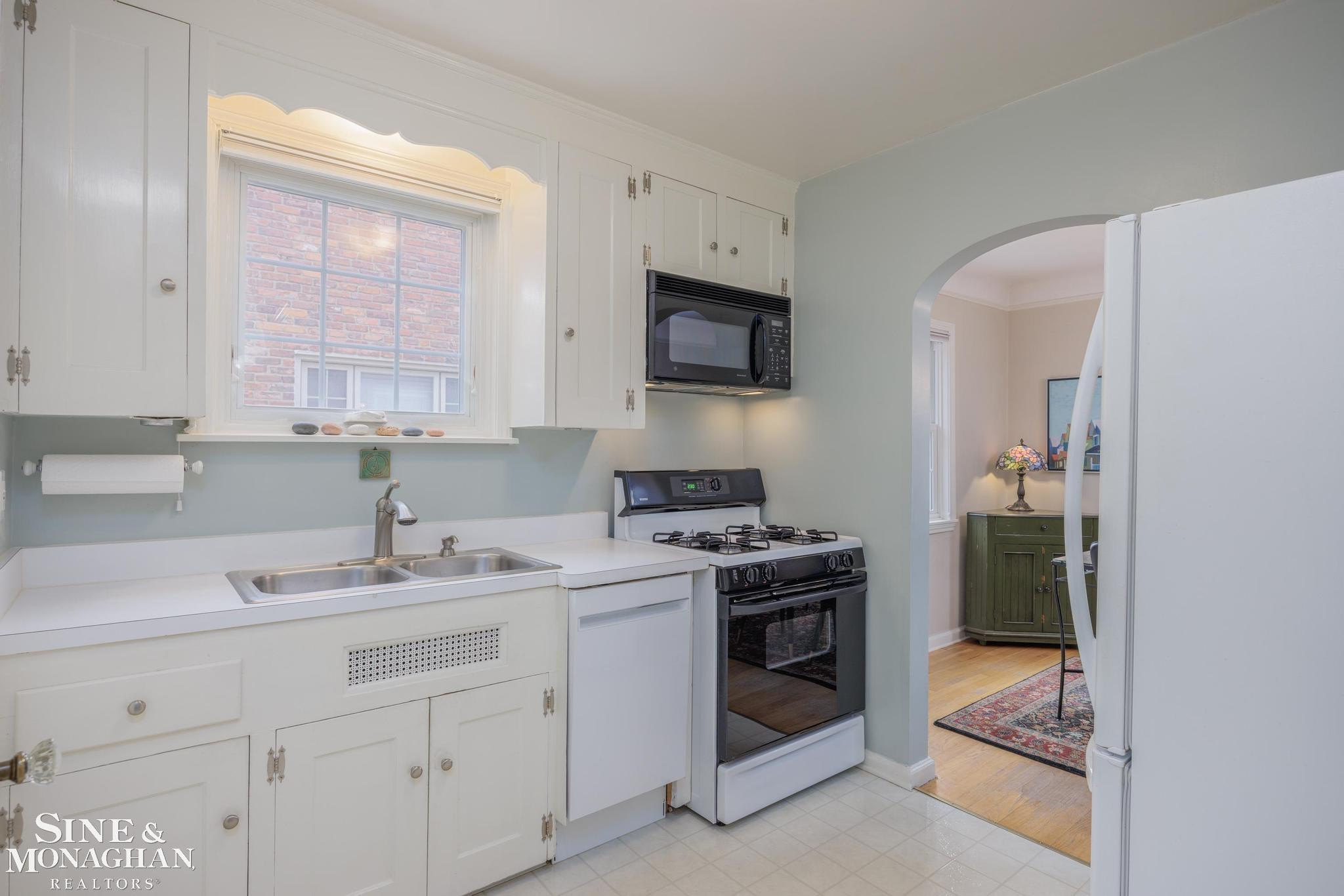 410 Calvin Avenue, Grosse Pointe, MI 48236 — Photo 11