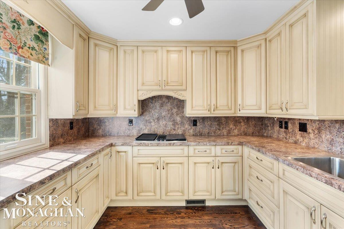 1061 N Oxford Road, Grosse Pointe Woods, MI 48236 — Photo 9