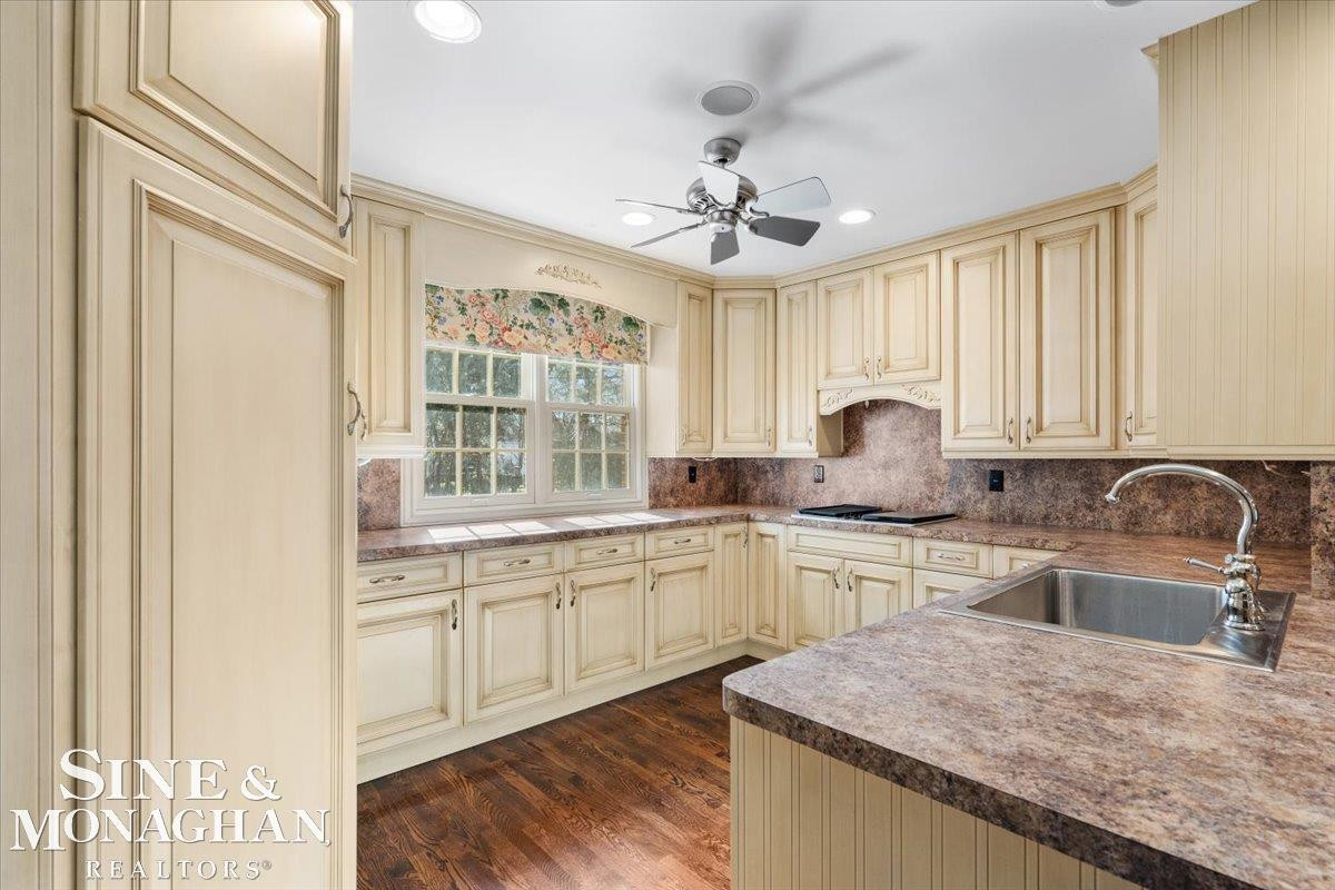1061 N Oxford Road, Grosse Pointe Woods, MI 48236 — Photo 8