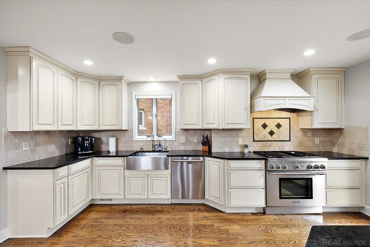719 Fisher Road, Grosse Pointe, MI 48230 — Photo 16
