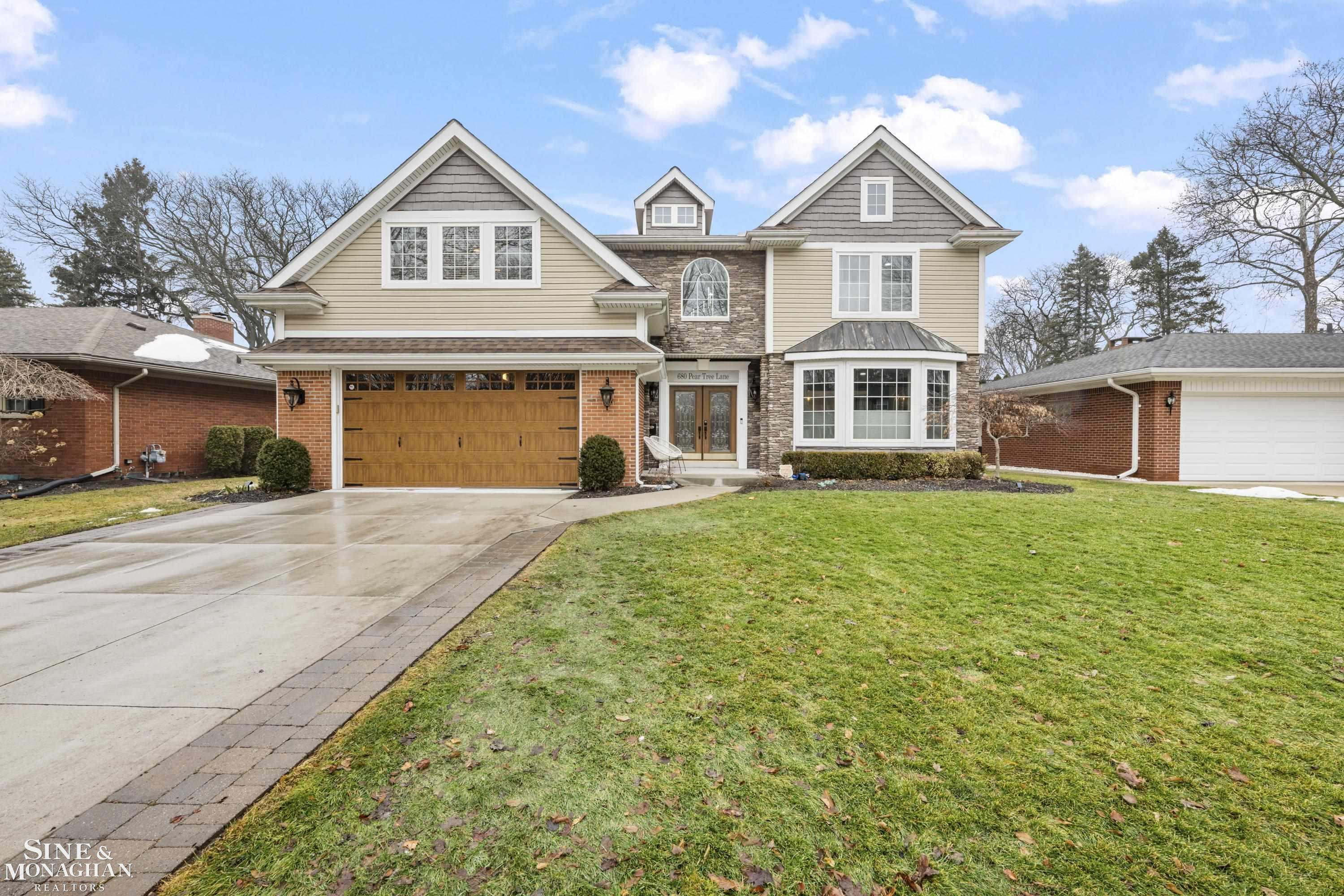 680 Pear Tree Lane, Grosse Pointe Woods, MI 48236