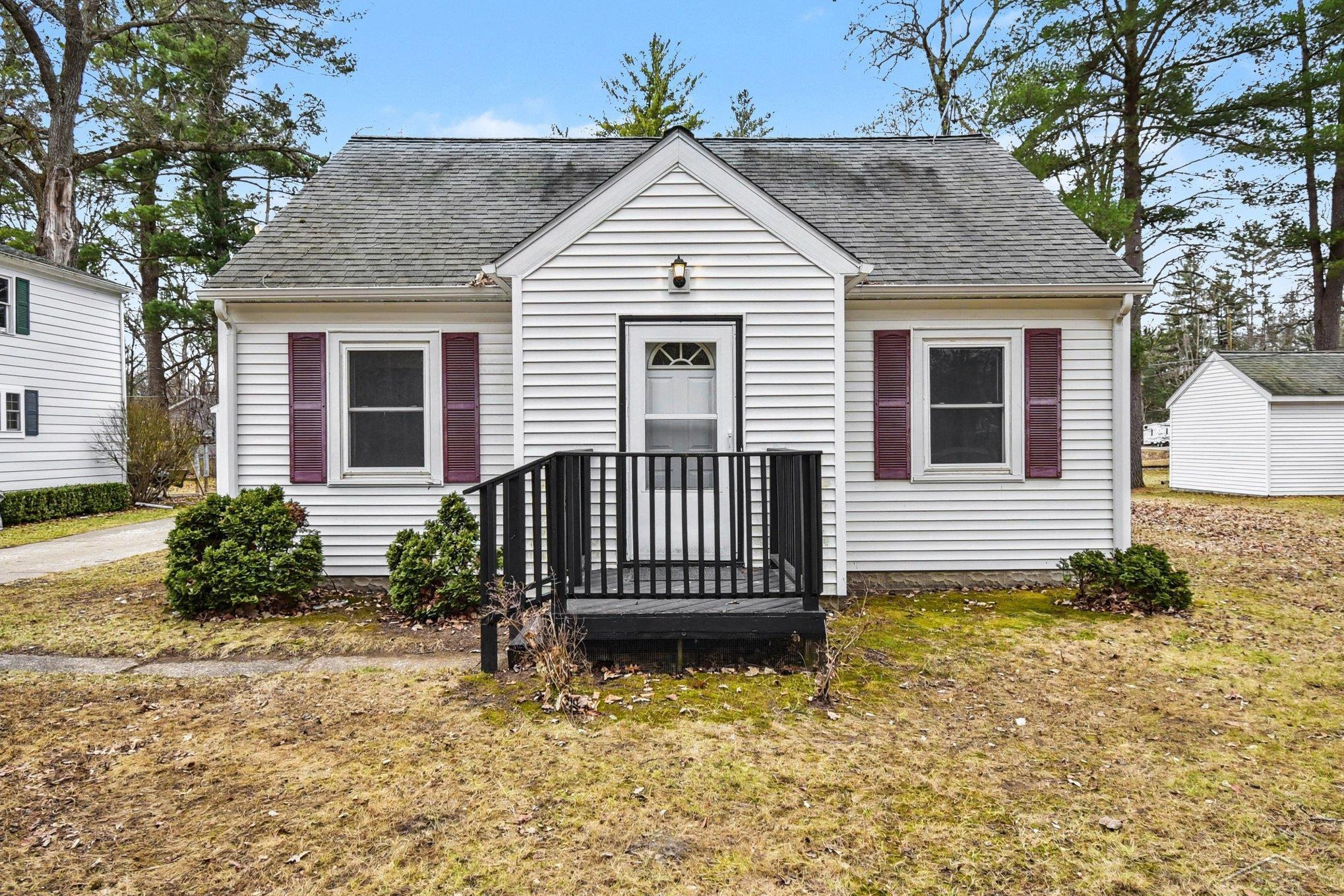 497 Tittabawassee Street, Sanford, MI 48657 — front exterior