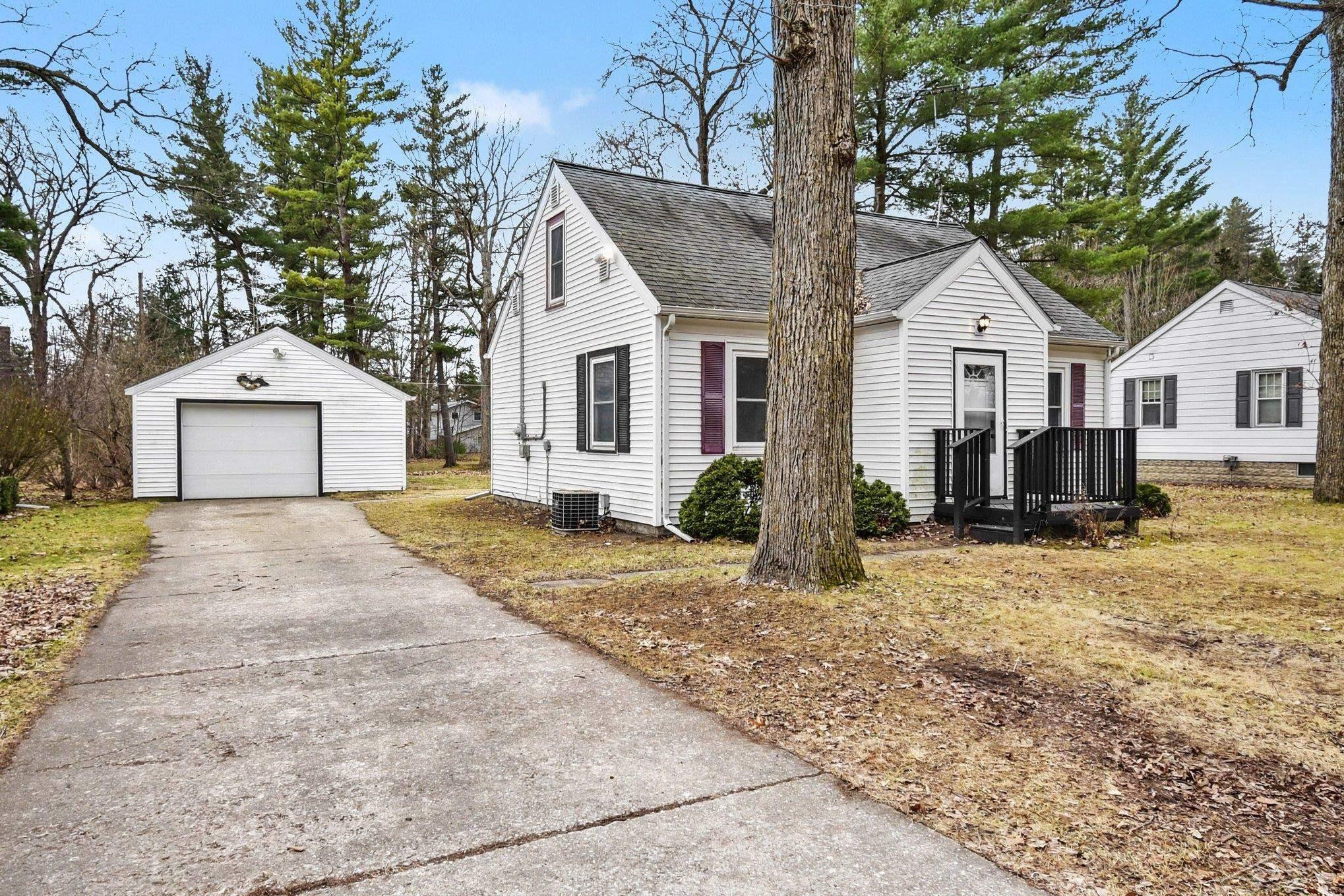 497 Tittabawassee Street, Sanford, MI 48657 — Photo 2