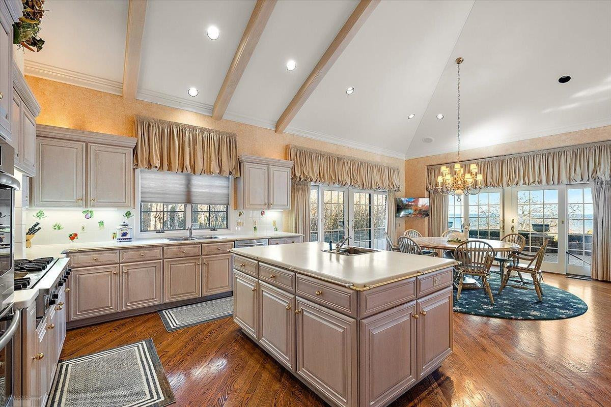 207 LAKE SHORE Drive, Grosse Pointe Farms, MI, 48236