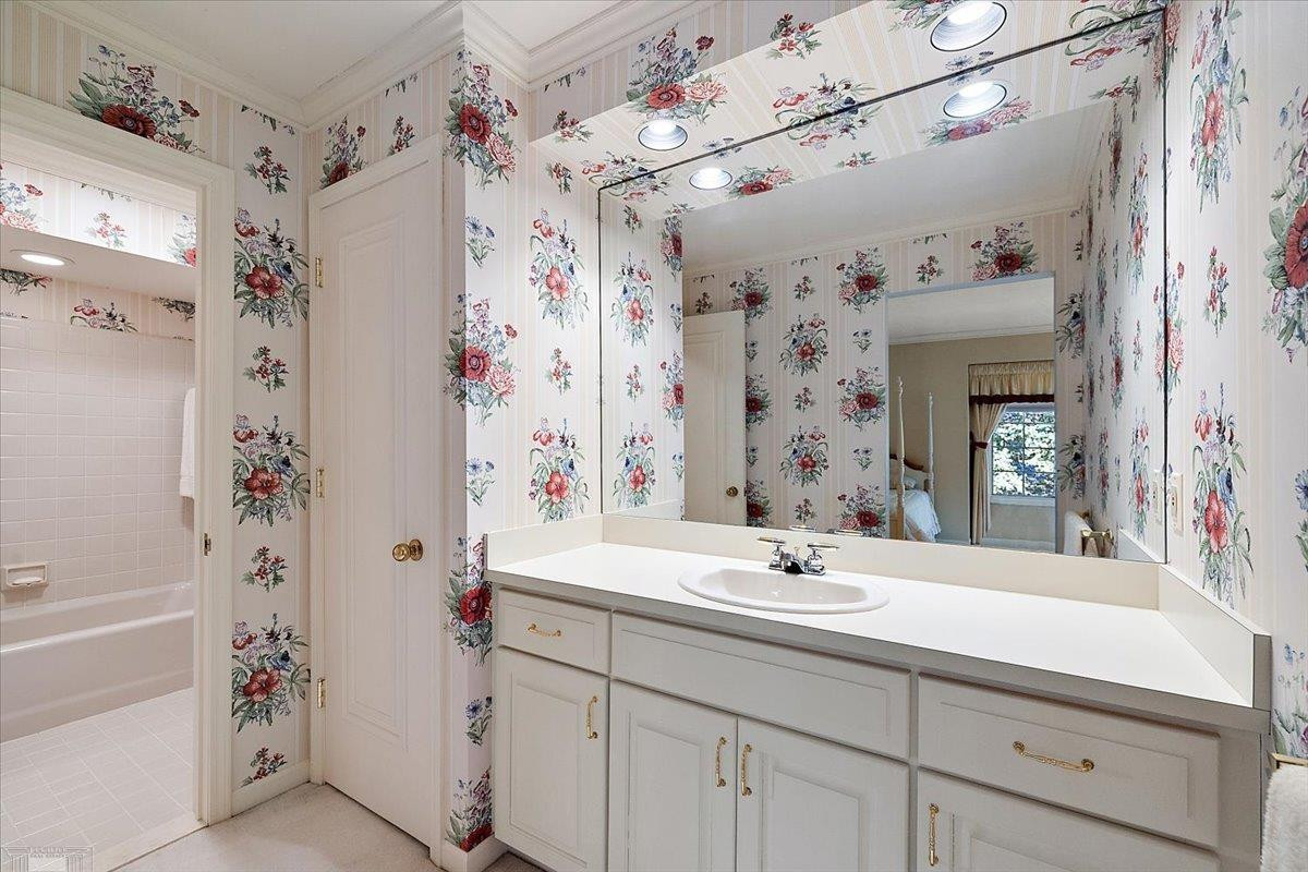 207 LAKE SHORE Drive, Grosse Pointe Farms, MI, 48236