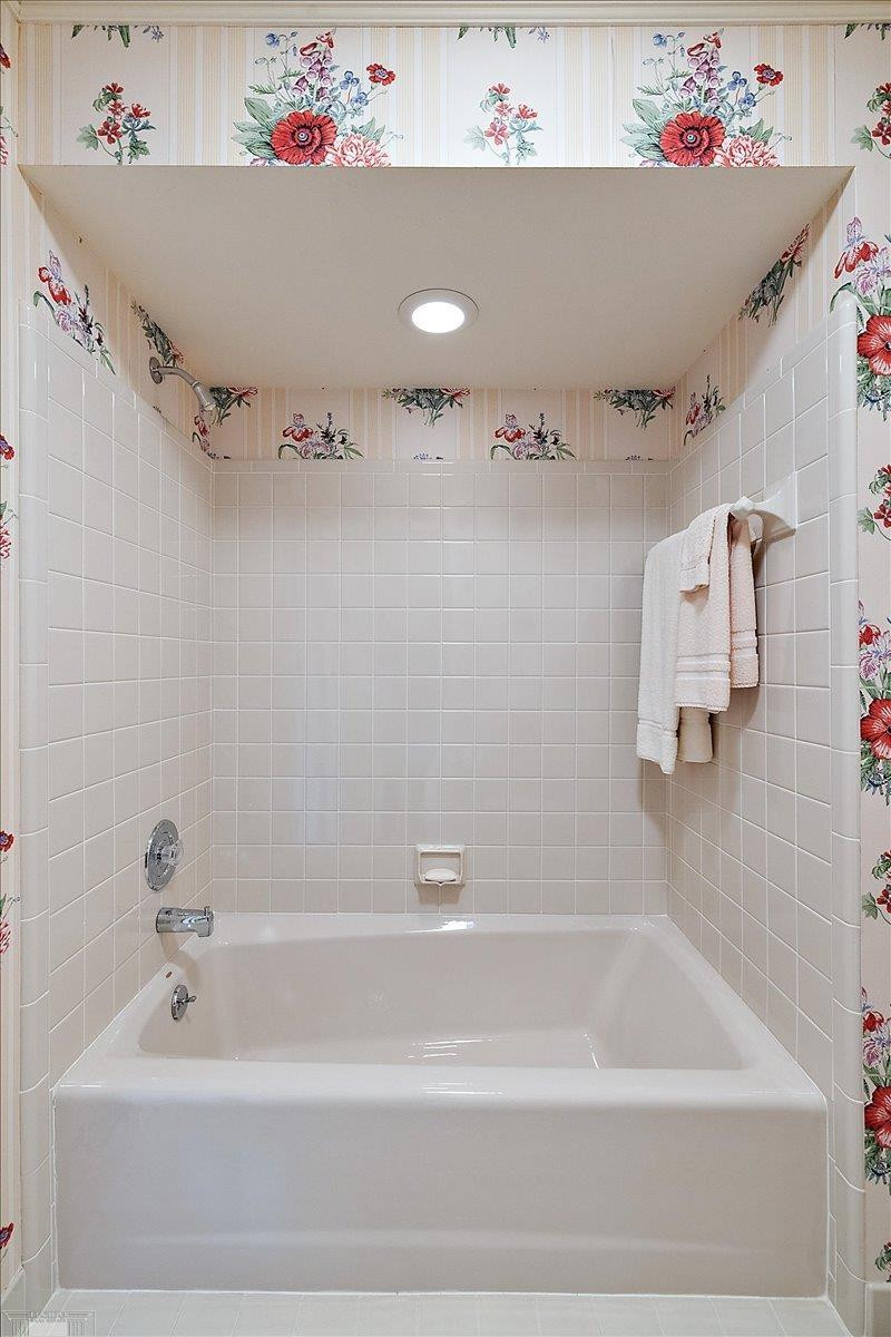 207 LAKE SHORE Drive, Grosse Pointe Farms, MI, 48236