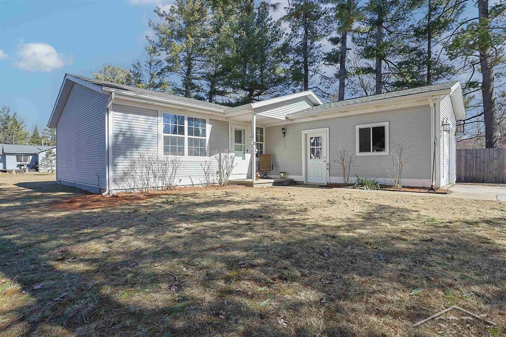 308 W Fourth Street, Gladwin, MI 48624 — Photo 2