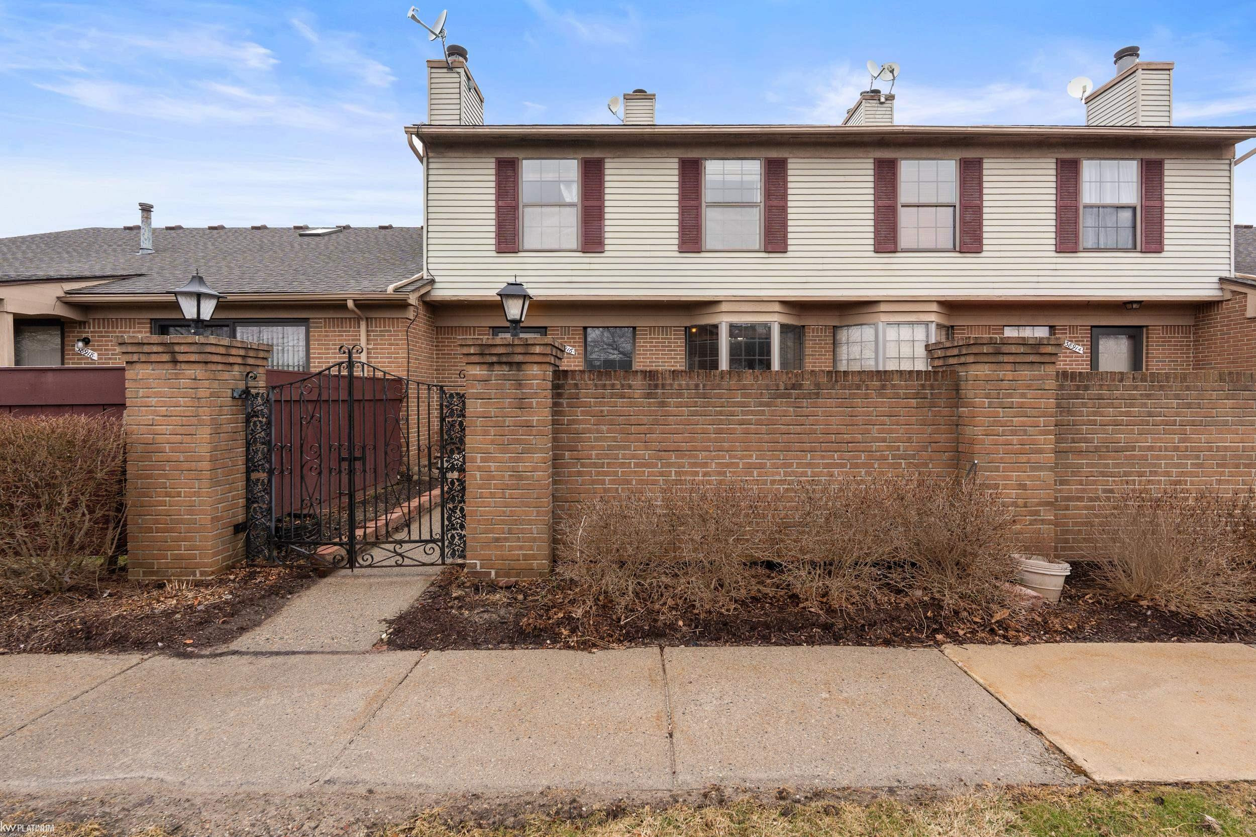 38916 Country Circle, Farmington Hills, MI 48331 — front exterior