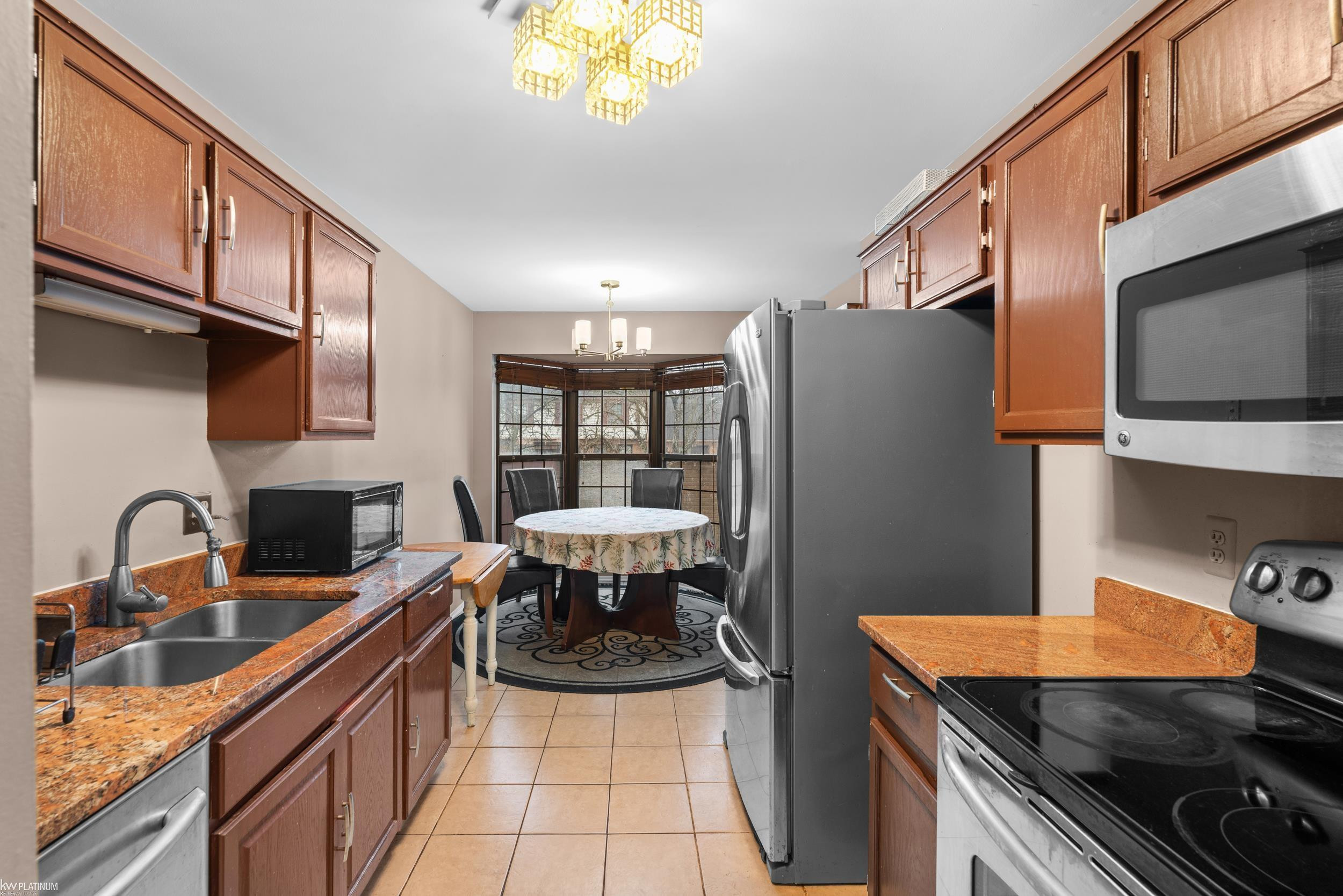38916 Country Circle, Farmington Hills, MI 48331 — Photo 12