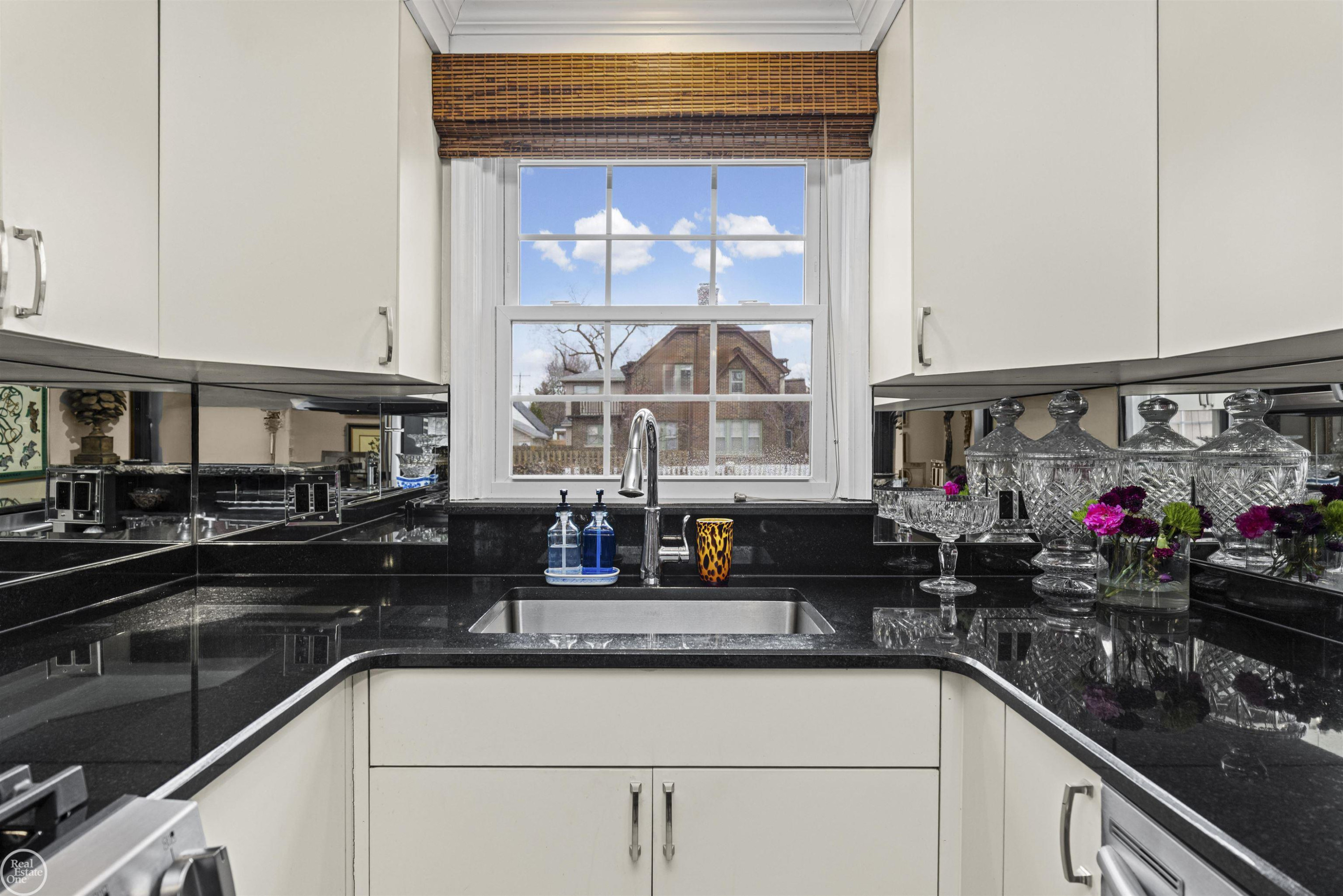 1393 Grayton St Street, Grosse Pointe Park, MI 48230 — Photo 11