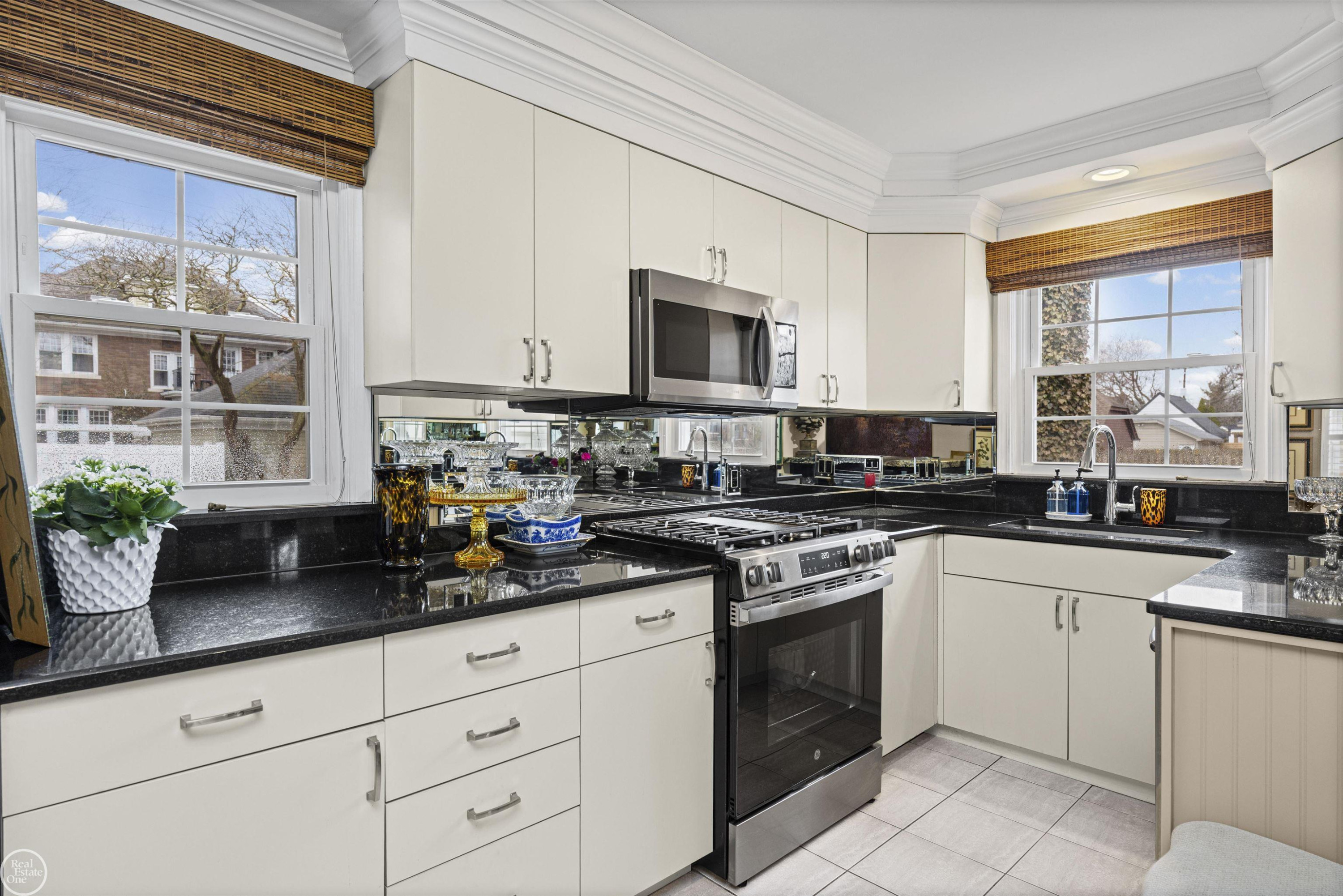 1393 Grayton St Street, Grosse Pointe Park, MI 48230 — Photo 12