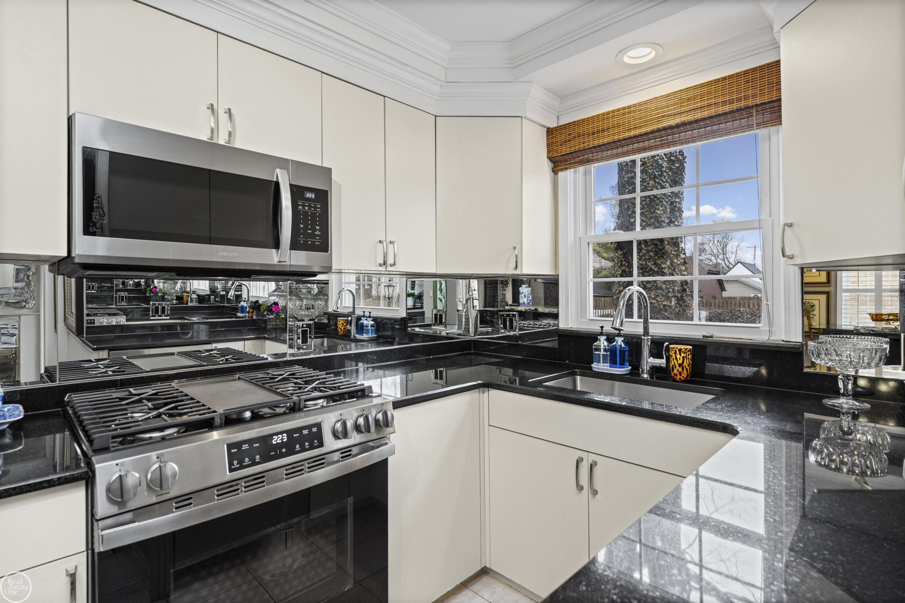 1393 Grayton St Street, Grosse Pointe Park, MI 48230 — Photo 13