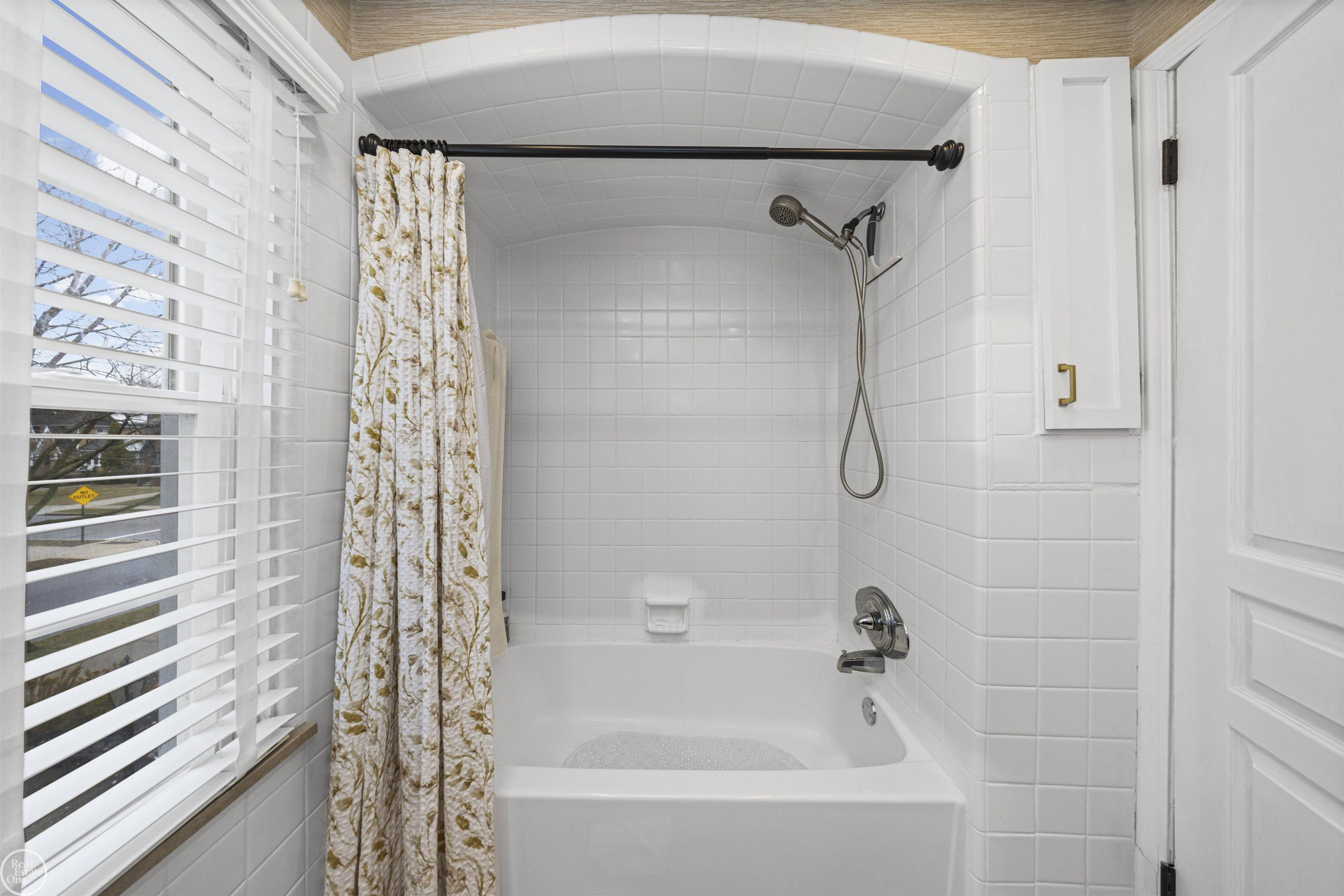 1393 Grayton St Street, Grosse Pointe Park, MI 48230 — Photo 36