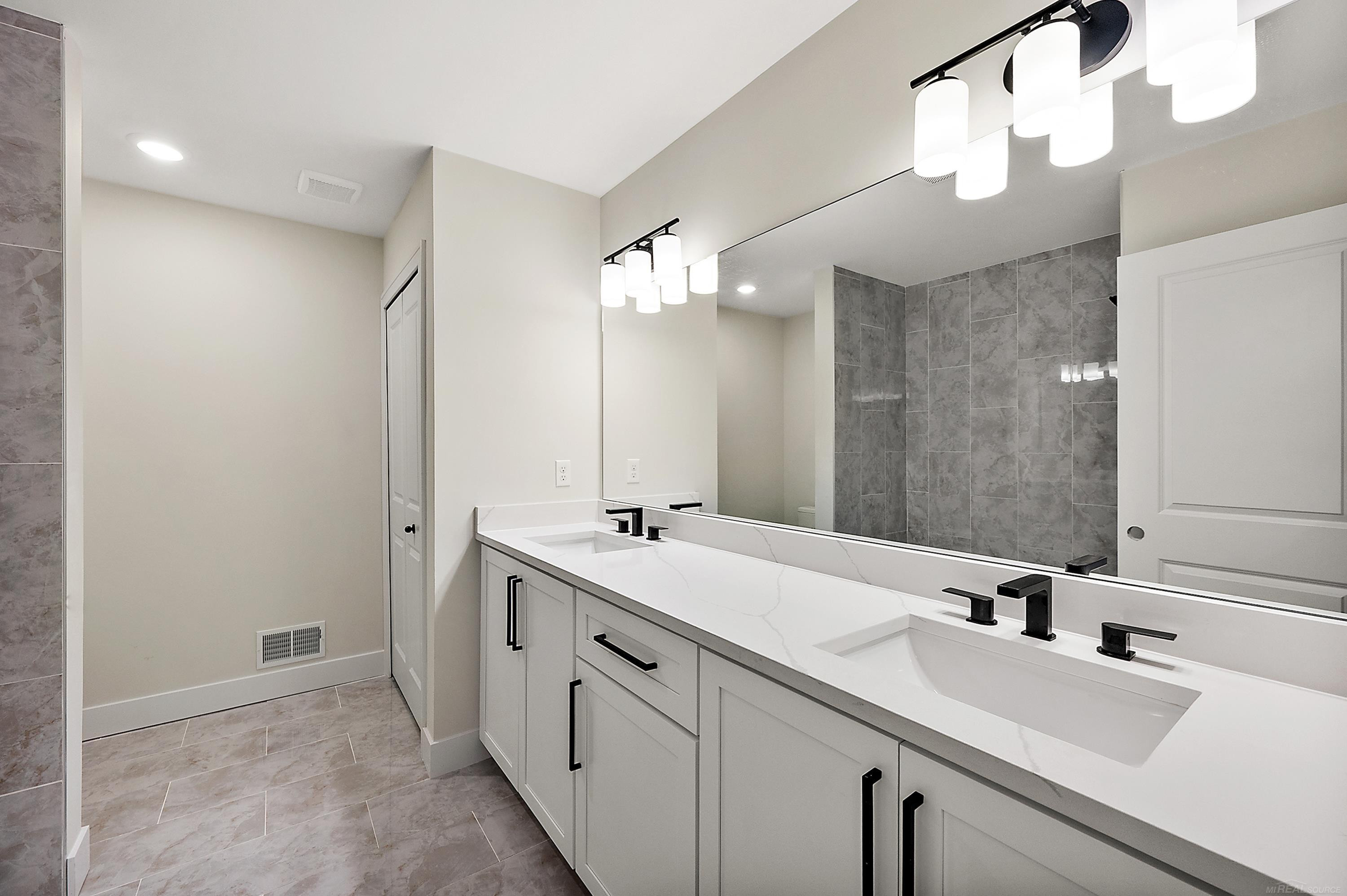 17000 Pienza Drive, Macomb, MI 48042 — Photo 40