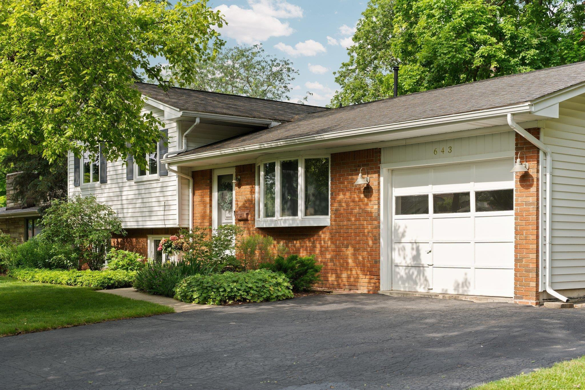 643 Hickory Lane, Saline, MI 48176 — Photo 2