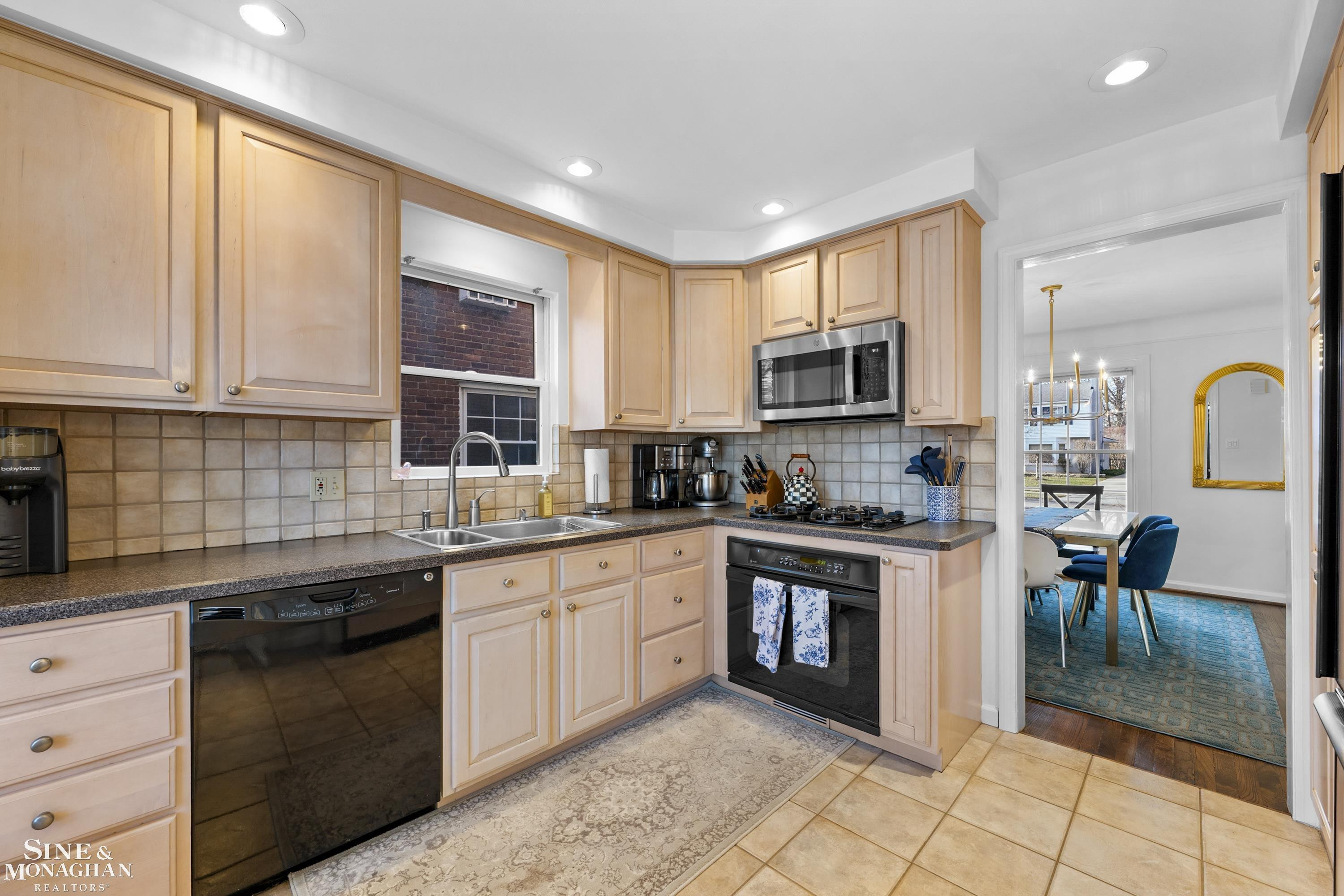 1890 Kenmore Drive, Grosse Pointe Woods, MI 48236 — Photo 17