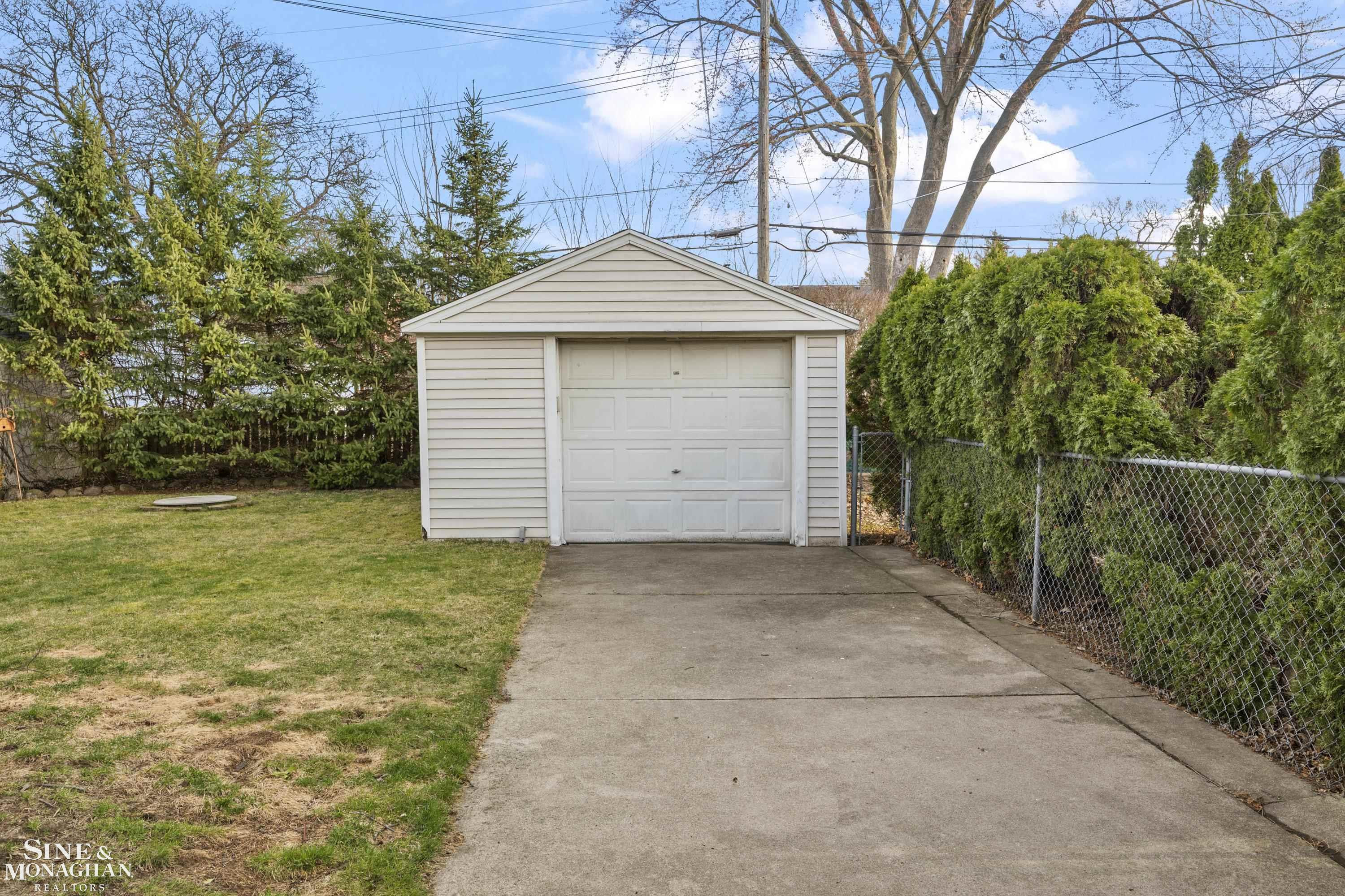 1890 Kenmore Drive, Grosse Pointe Woods, MI 48236 — Photo 37