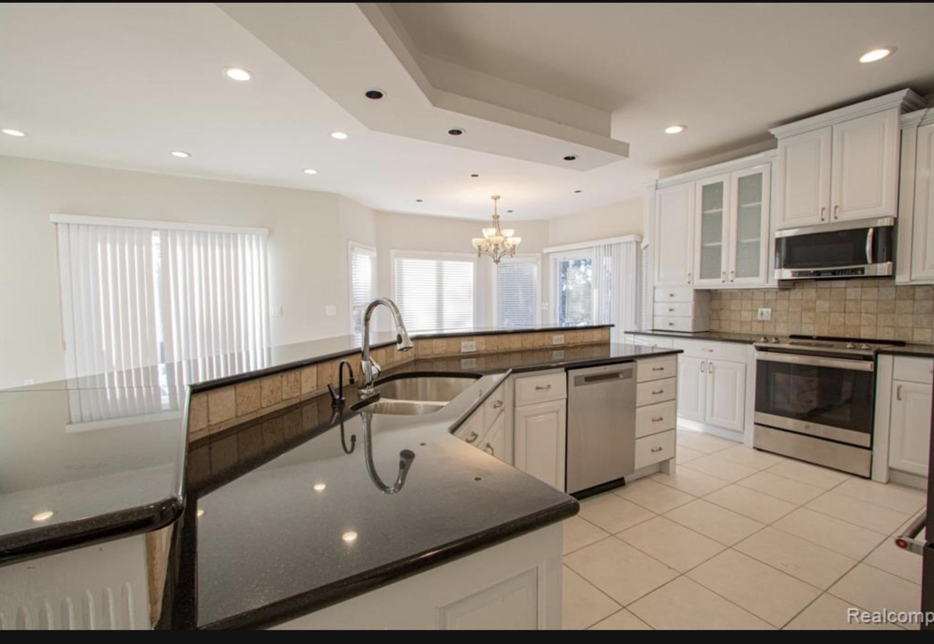 49404 Compass Point Drive, MI 48047 — Photo 23