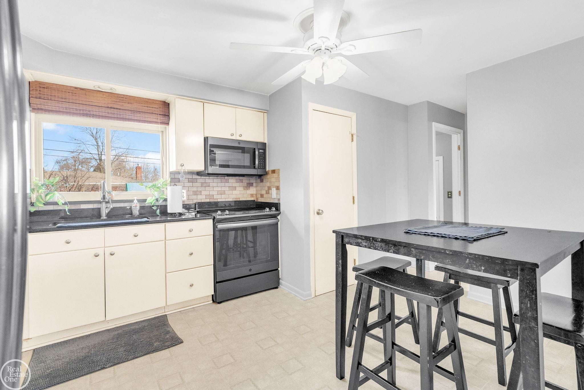8133 Southfield Drive, Shelby Twp, MI 48316 — Photo 18