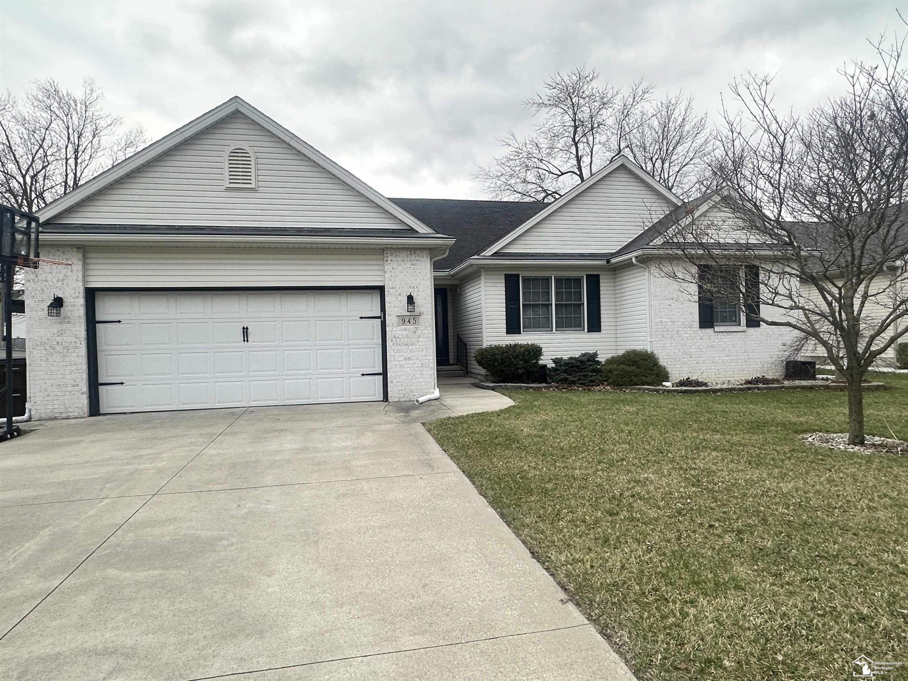 945 Santa Fe Court, Temperance, MI 48182 — front exterior