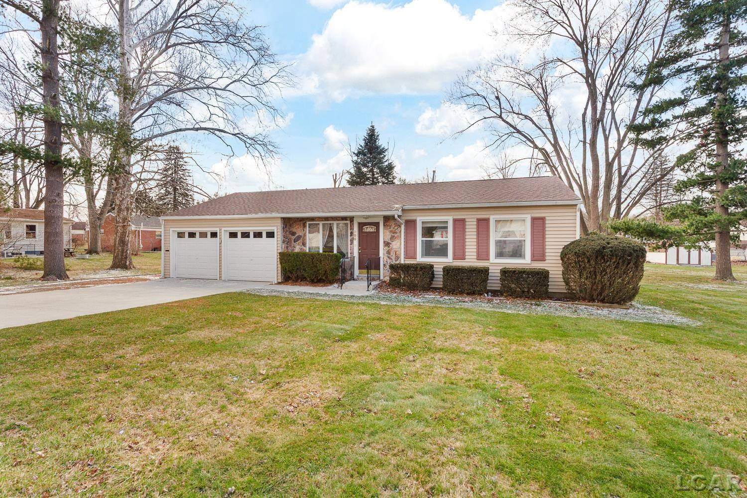 906 Willow Street, Tecumseh, MI 49286 — front exterior