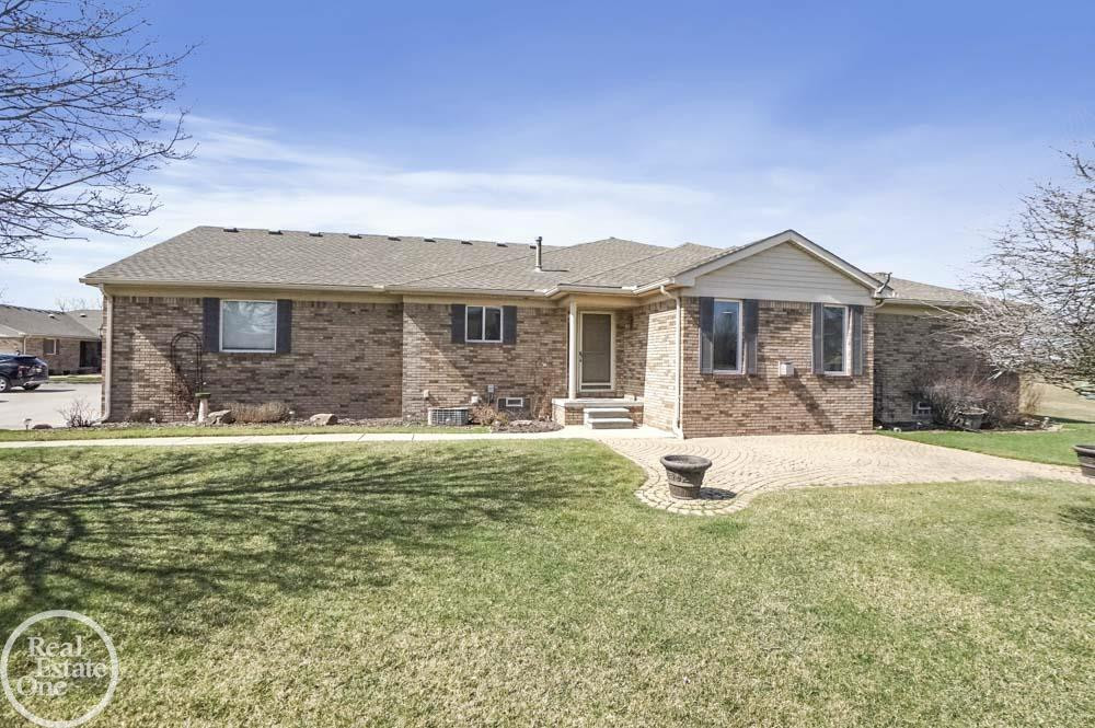 30601 Victoria Court, Chesterfield, MI — Photo 2