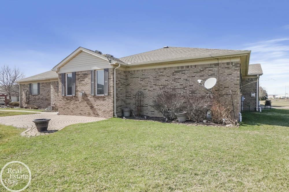 30601 Victoria Court, Chesterfield, MI — Photo 19