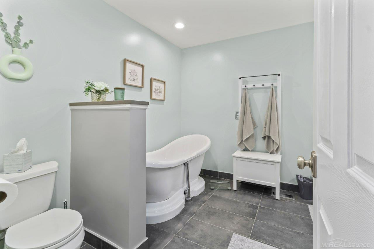 3432 Loon Lake Court, Waterford, MI 48329 — Photo 16